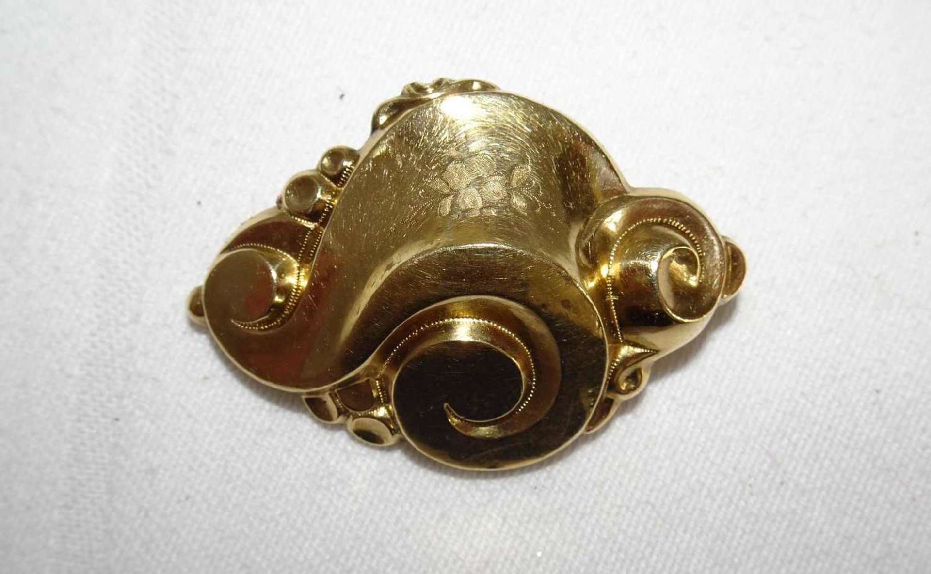 Eine Schaumgoldbrosche im altem Schmuckkasten. A foam gold brooch in an old jewelry box. - Bild 2 aus 3