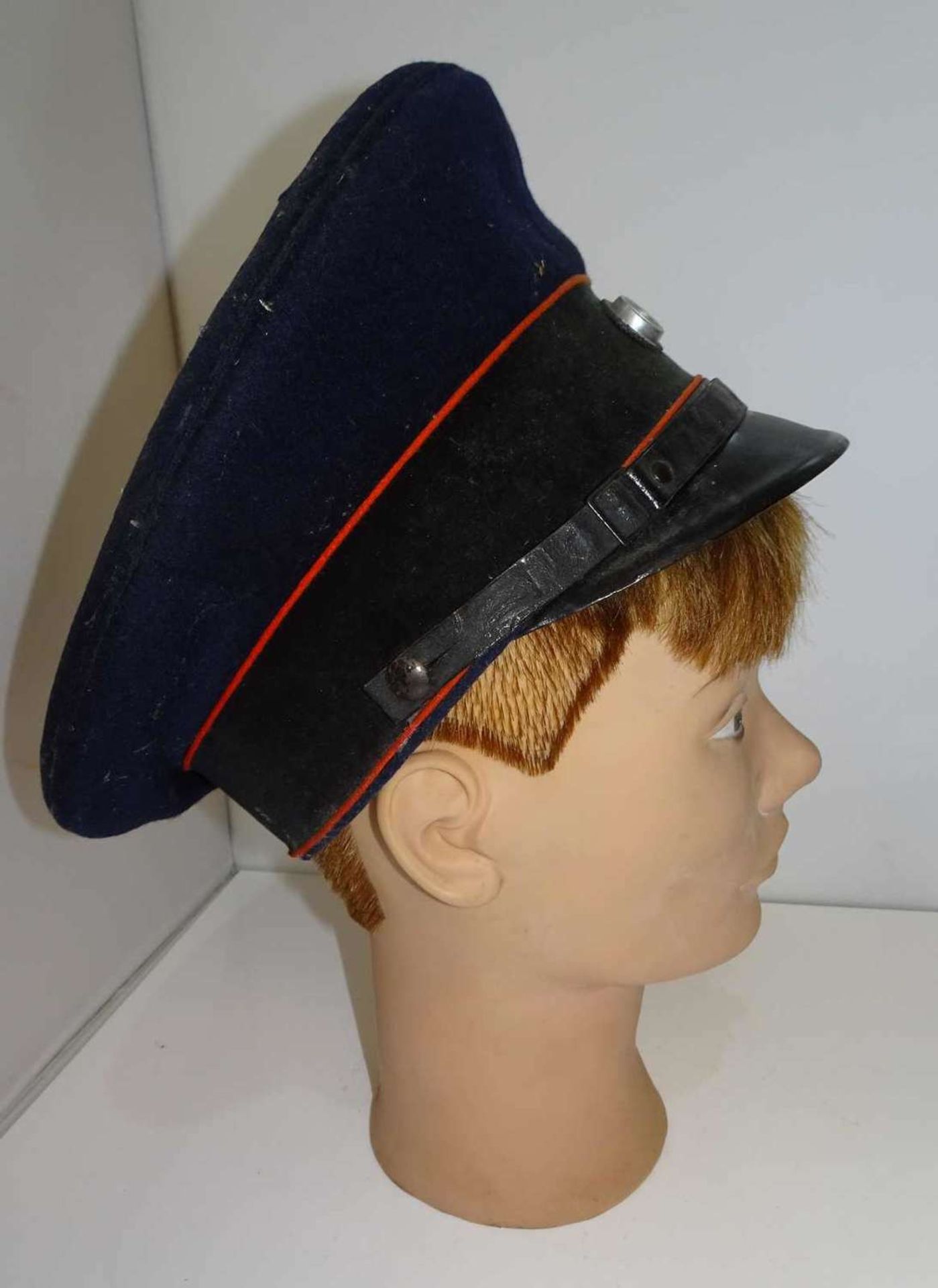 1 Uniformmütze auf Modellkopf. 1 uniform cap on the model head. - Bild 2 aus 2