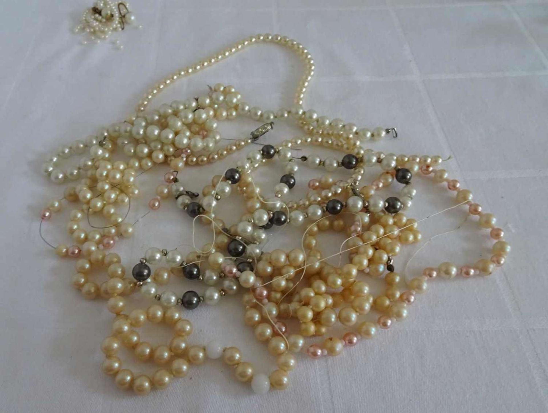 1 Lot Perlenketten zum Basteln, teilweise Silber gestempelt. 1 lot of pearl necklaces for