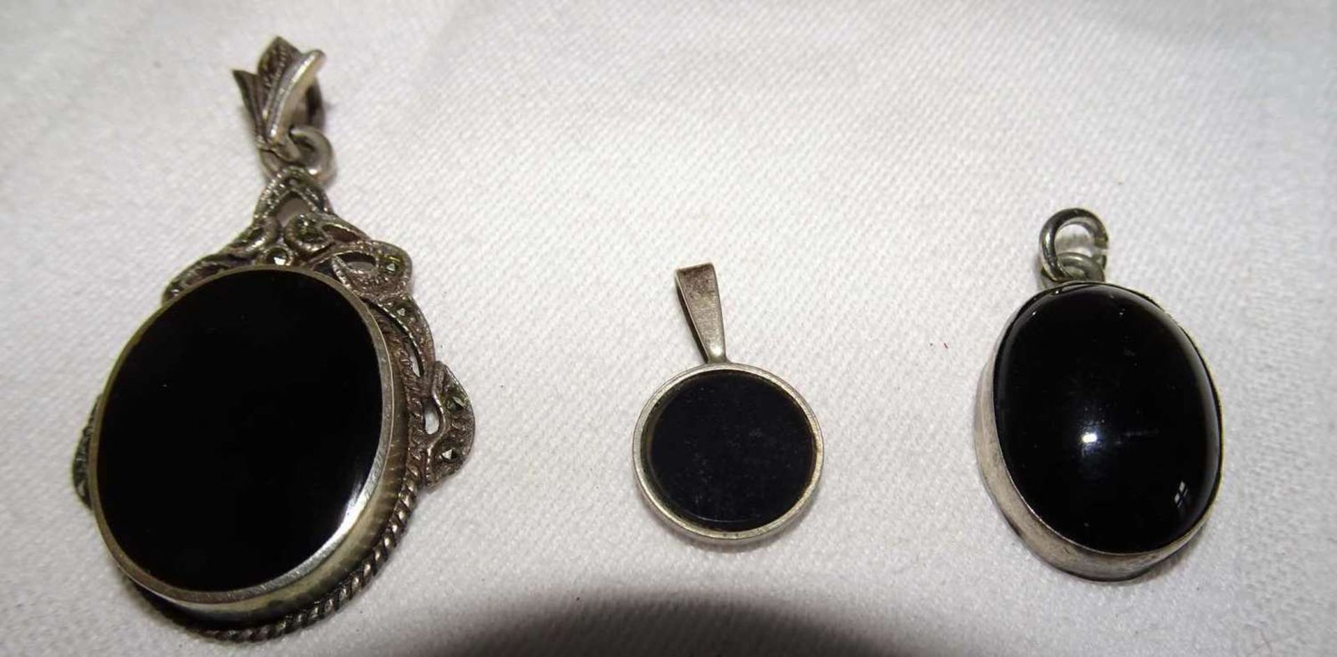 Lot Silberschmuck mit Onyx, dabei 1 Ring, 3 Anhänger, sowie 1 Brosche. Gesamtgewicht ca. 15,6 gr - Image 2 of 2