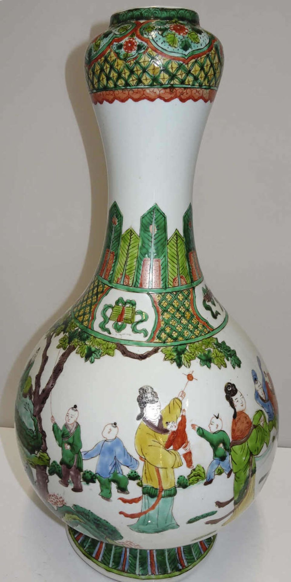 Porzellanvase China, späte Quing Dynastie, 19./20. Jahrhundert. Mit polygromer Emaillemalerei,