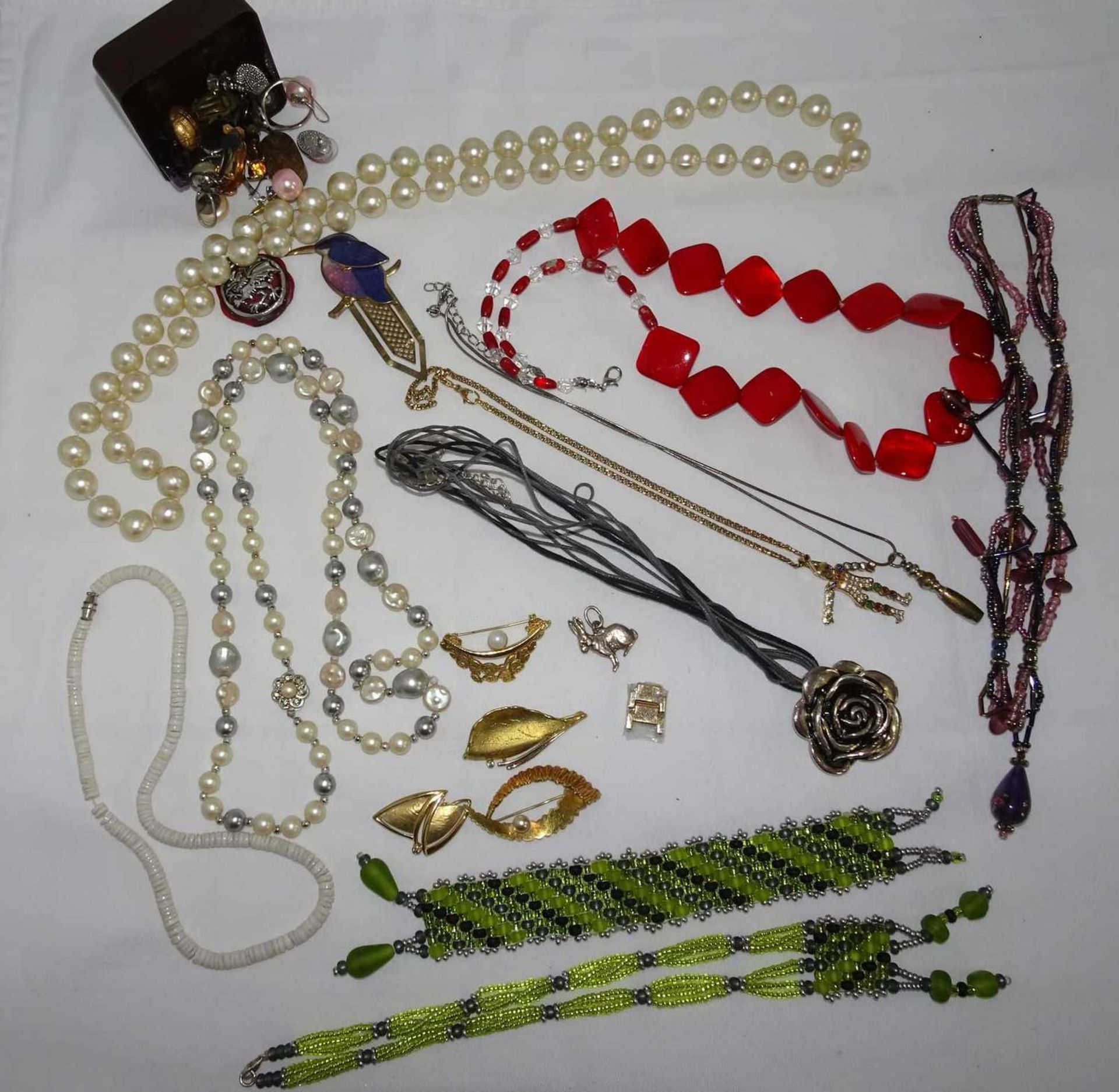 Lot Modeschmuck, dabei Ohrringe, Ketten, Armbänder etc. Bitte besichtigen! Lot of fashion jewelry,