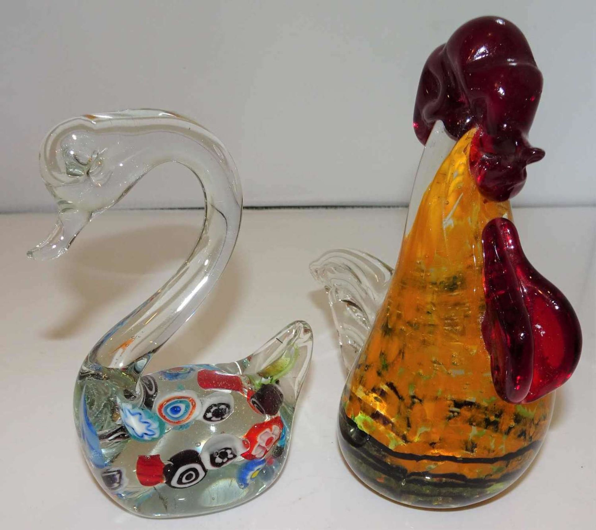 2 Murano Glasfiguren, 1 Schwan mit Murinen, sowie 1 Hahn. 2 Murano glass figures, 1 swan with