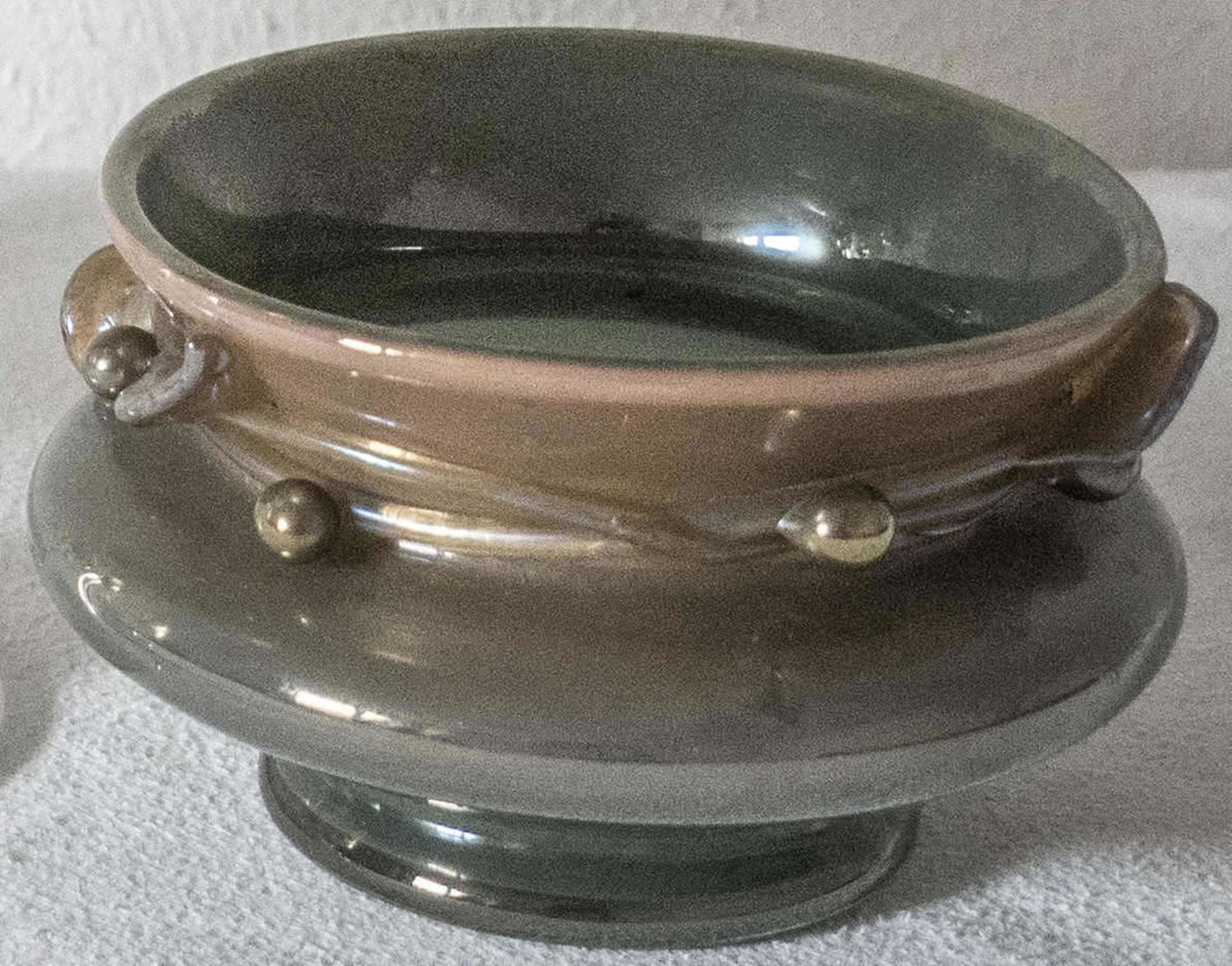 Gasschale mit Fadenaufschmelzungen, Farbverlauf von grün nach braun. H: ca. Gas bowl with fused