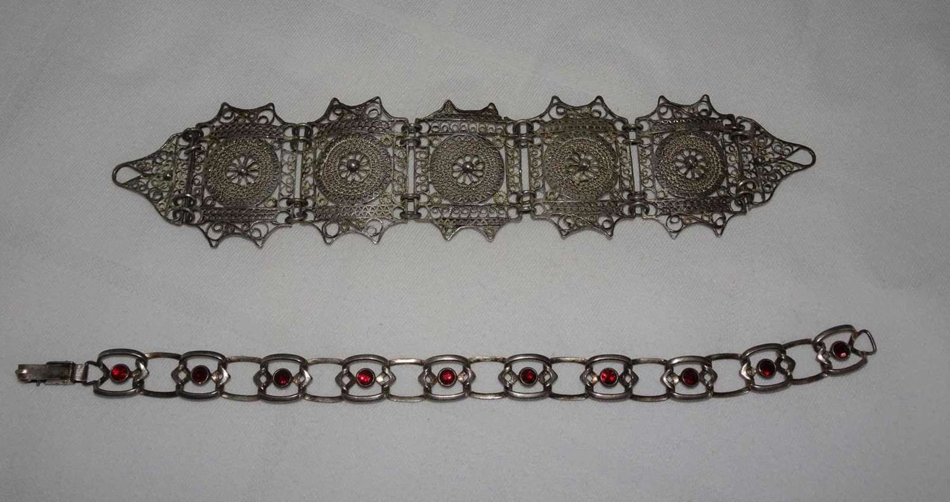 2 ältere Silber Armbänder, 800er Silber. 1x Verschluß zu ergänzen. 2 older silver bracelets, 800