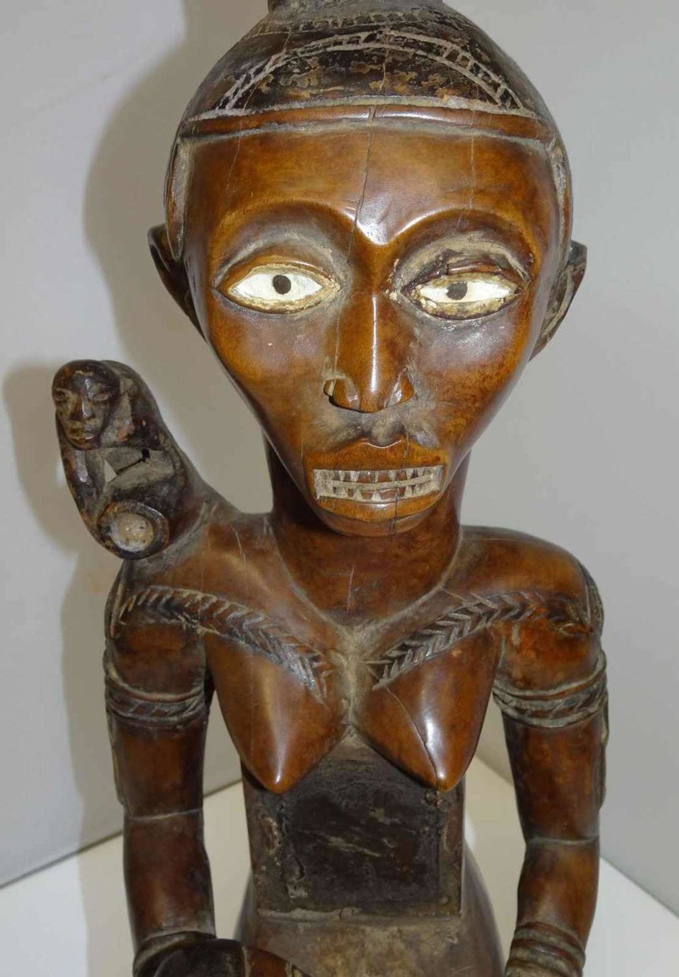 Mutterfigur Yombe, Kongo. Ausgefallenes Fetischobjekt. Höhe ca. 50 cm, Fuß 12x13 cm. Mother figure - Image 2 of 4