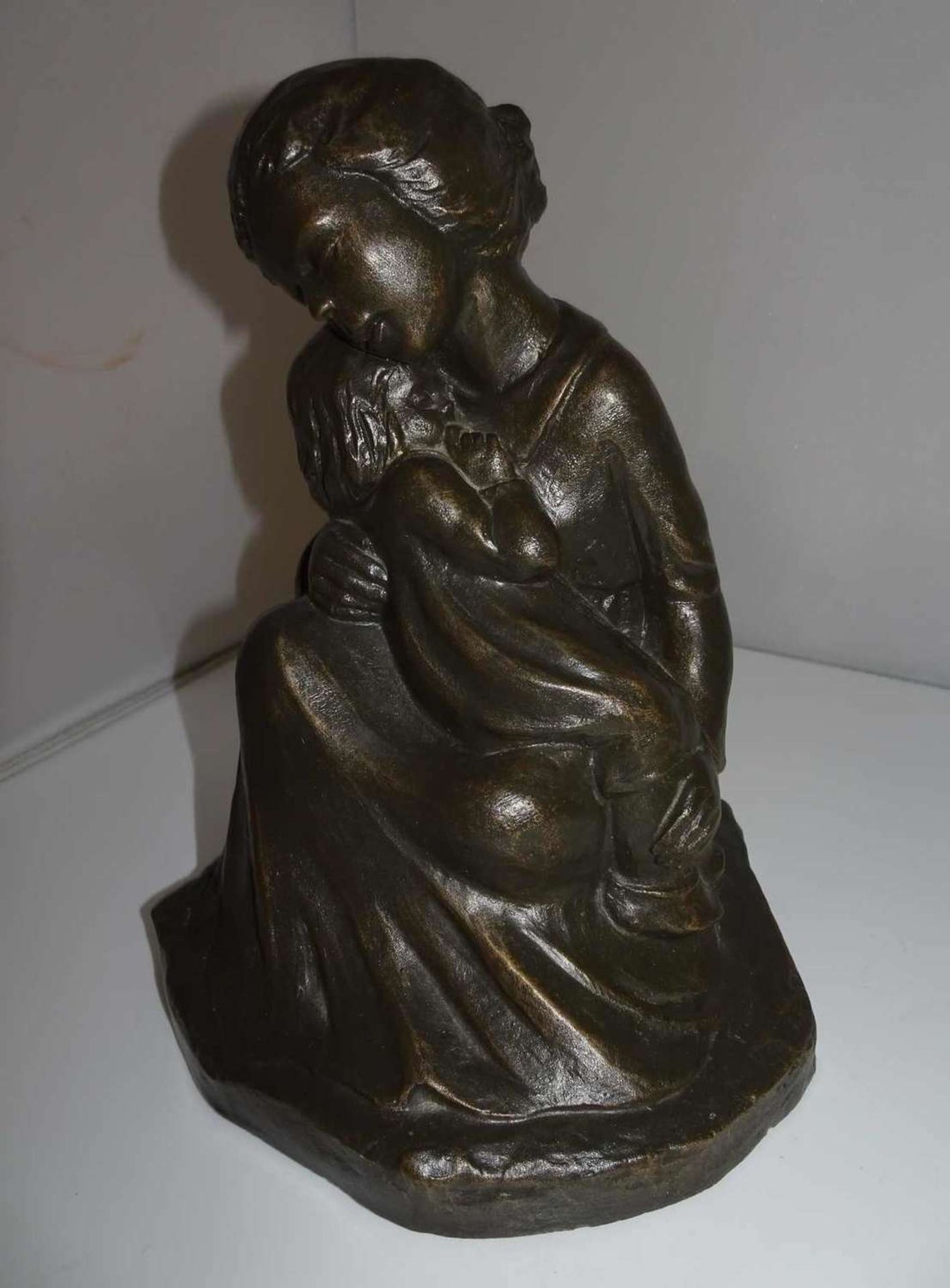 Gußfigur, wohl Vallgren signiert "Mutter mit Kind", Höhe bis ca. 23 cm Cast figure, probably