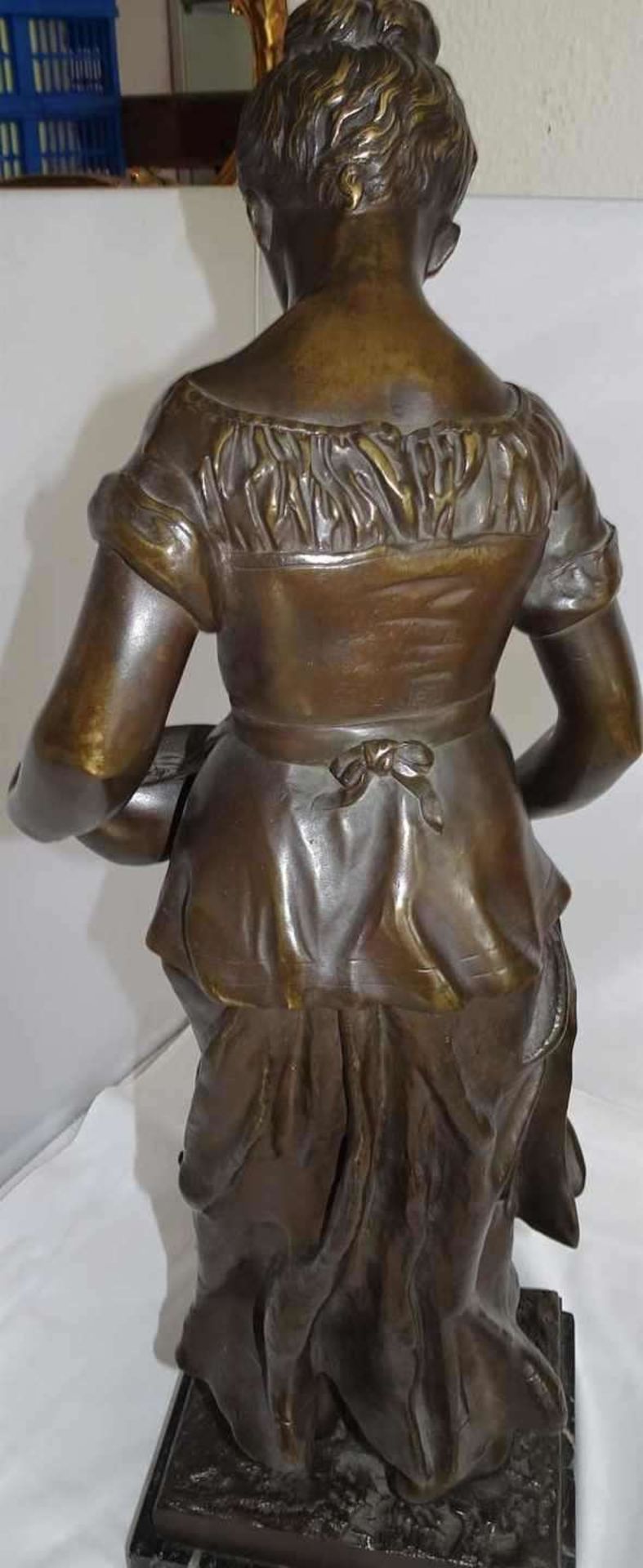 Caspar GRAHS (1869-1963), Bronzefigur "Magd beim Hühner füttern". Höhe ca. 57 cm. Am Sockel - Image 4 of 4
