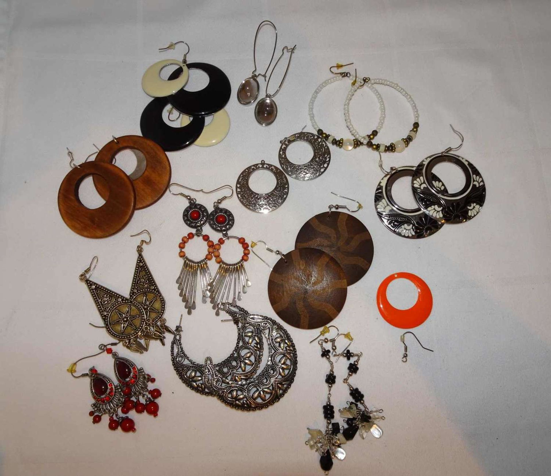 Lot Modeohrringe, ca. 70-80er Jahre. Lot of fashion earrings, circa 70-80s.