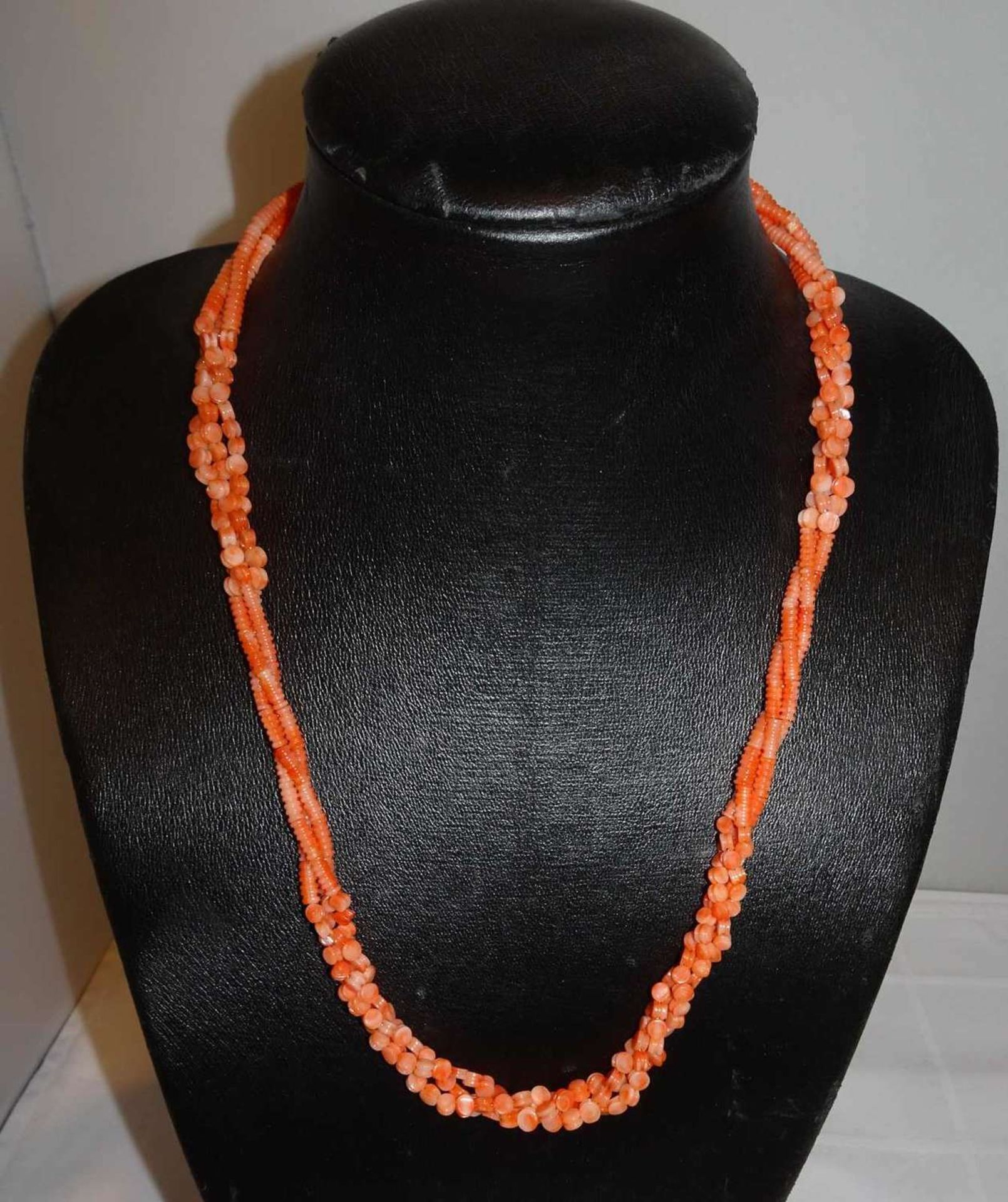 Engelshautkorallenkette mit Metallverschluß. Länge ca. 59 cm Angel skin coral necklace with metal