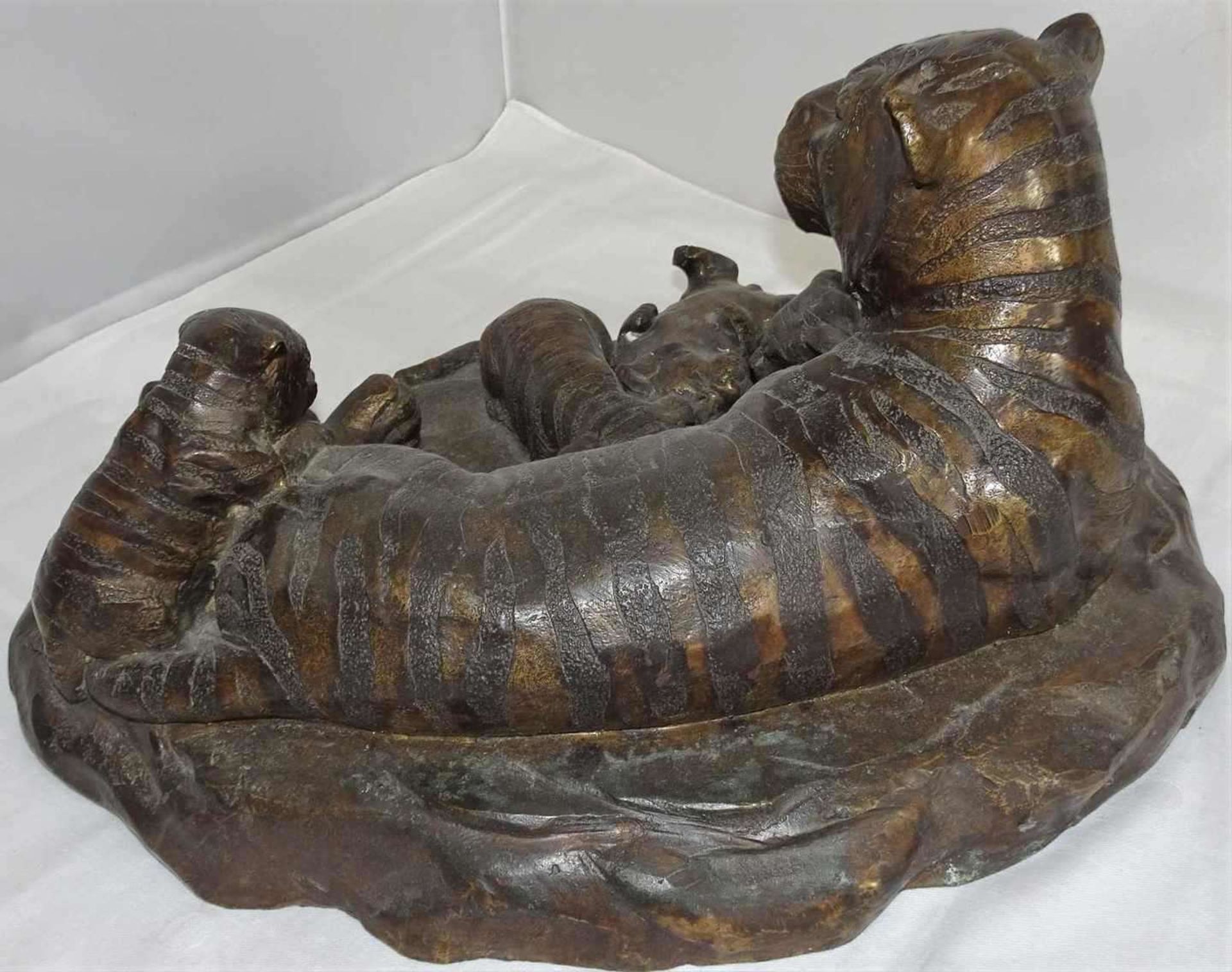 unbekannter Künstler, große Bronzefigur "Tiger mit Jungen", Höhe ca. 20 cm, Länge ca. 36 cm, Tiefe - Bild 3 aus 3