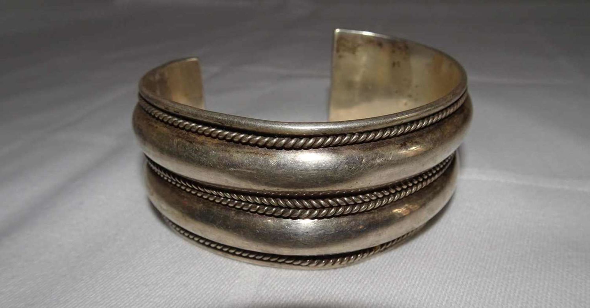 Armreif, 925er Silber, offene Ringschiene. Gewicht ca. 50 gr. Bangle, 925 silver, open ring band. - Bild 2 aus 4