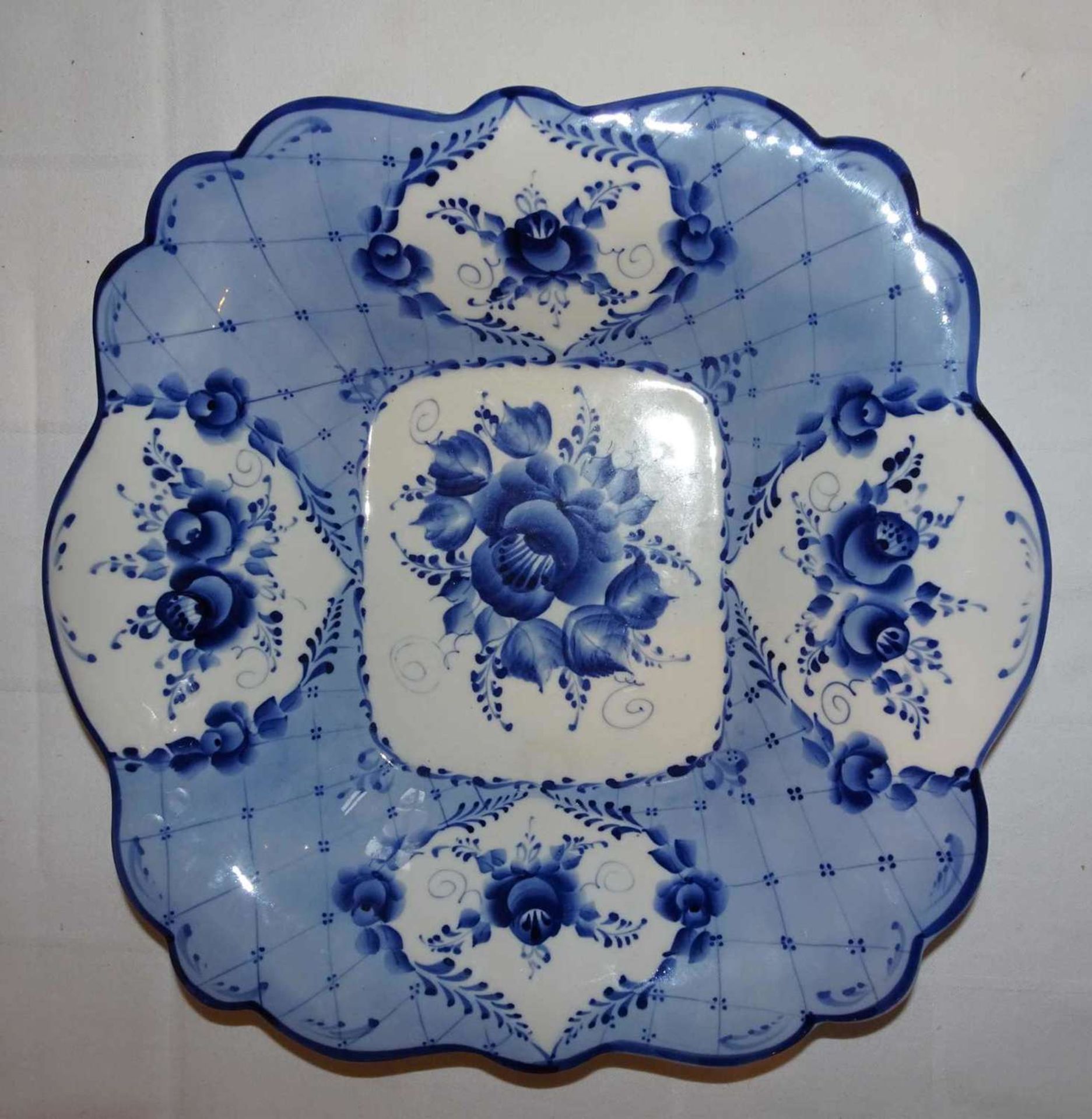 Eine russische Porzellanschale, Signatur made in Russia, Durchmesser ca. 30 cm. A Russian porcelain