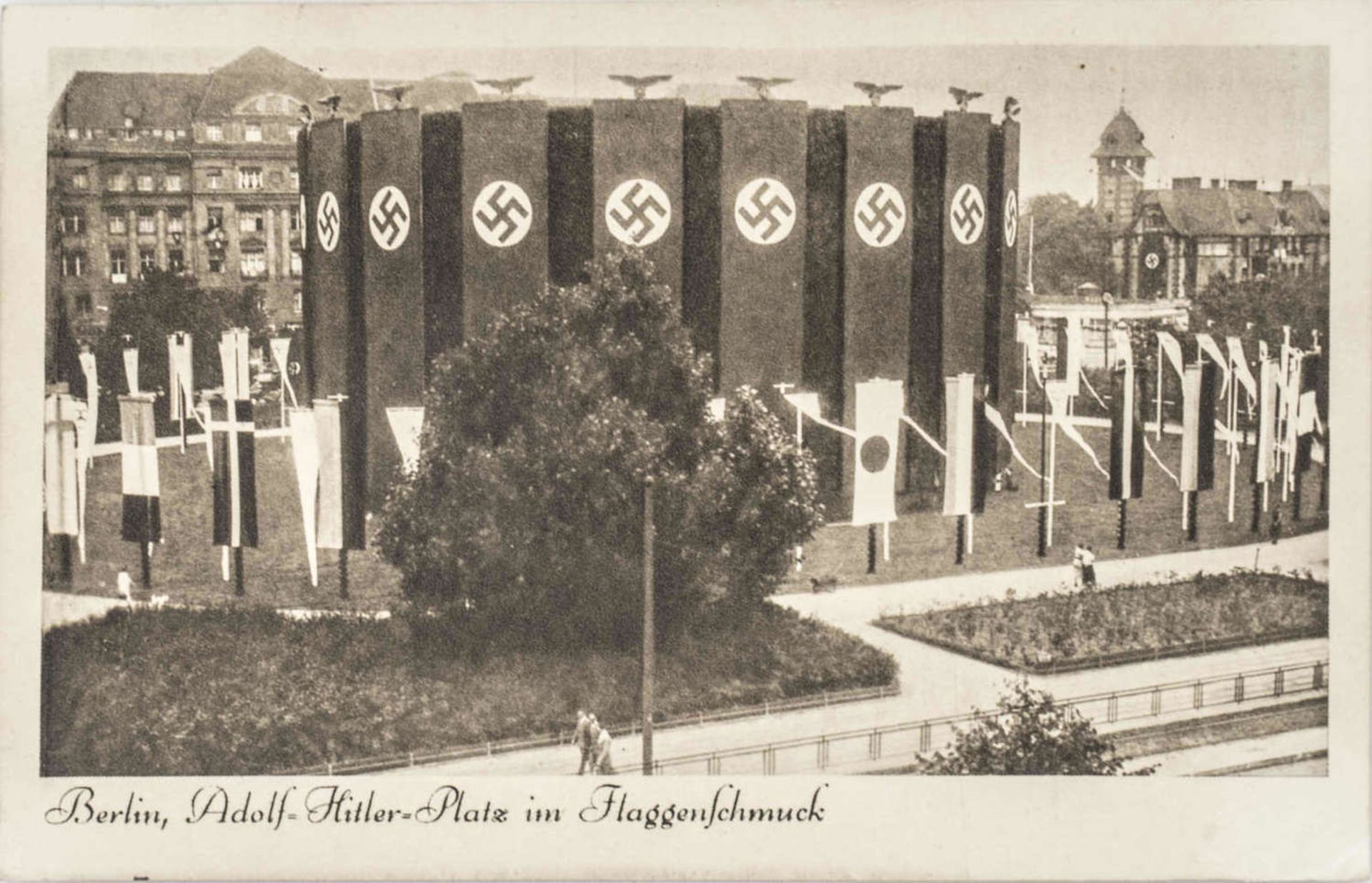 Drittes Reich, AK Berlin "Adolf - Hitler - Platz im Flaggenschmuck". Mit Stempel "XI. Olympiade