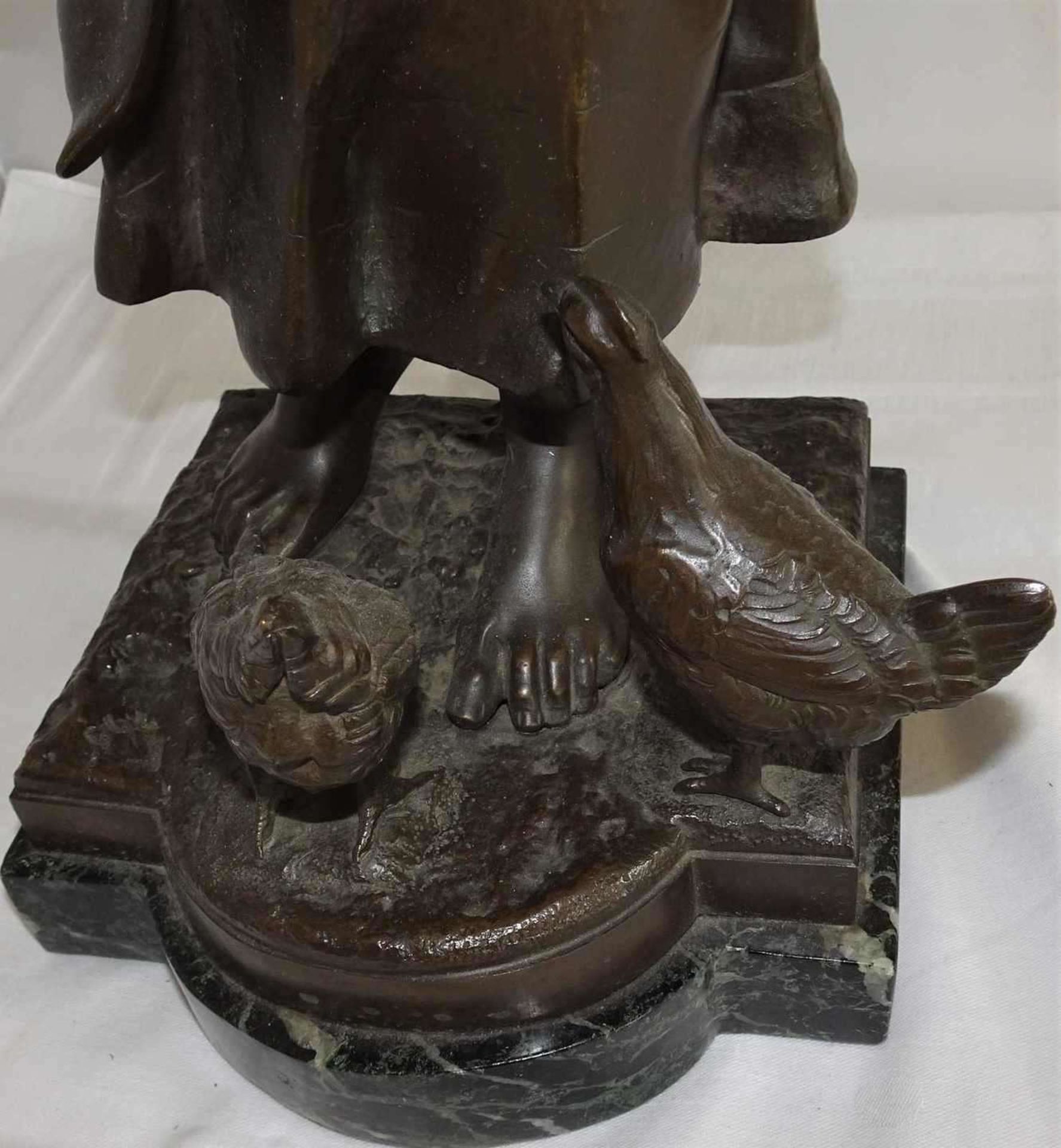 Caspar GRAHS (1869-1963), Bronzefigur "Magd beim Hühner füttern". Höhe ca. 57 cm. Am Sockel - Image 2 of 4