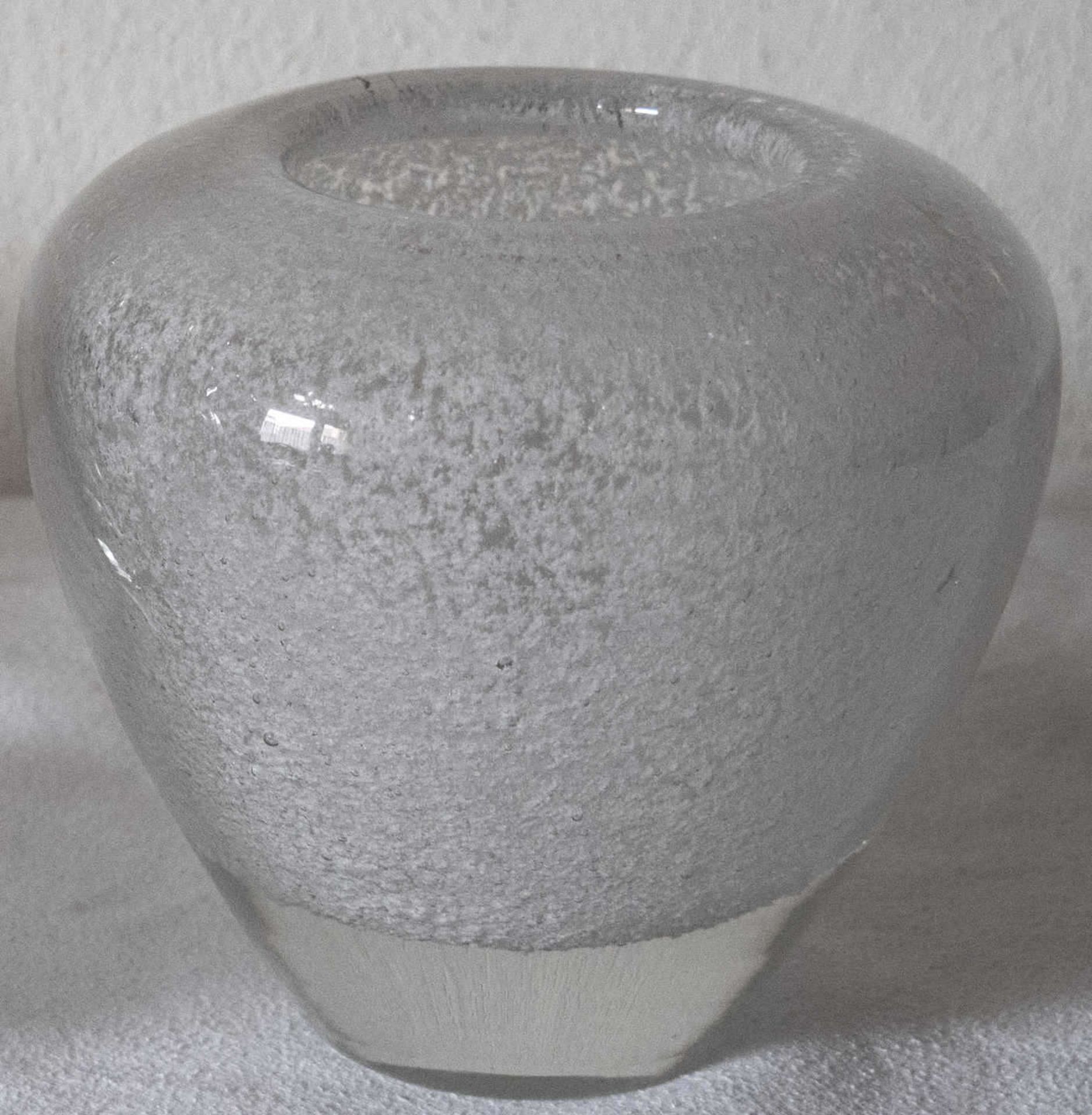 Ch. Joosten, Schaumglas - Vase, weiß, bayerischer Wald, Höhe: ca. 14 cm. Foam glass vase, white,