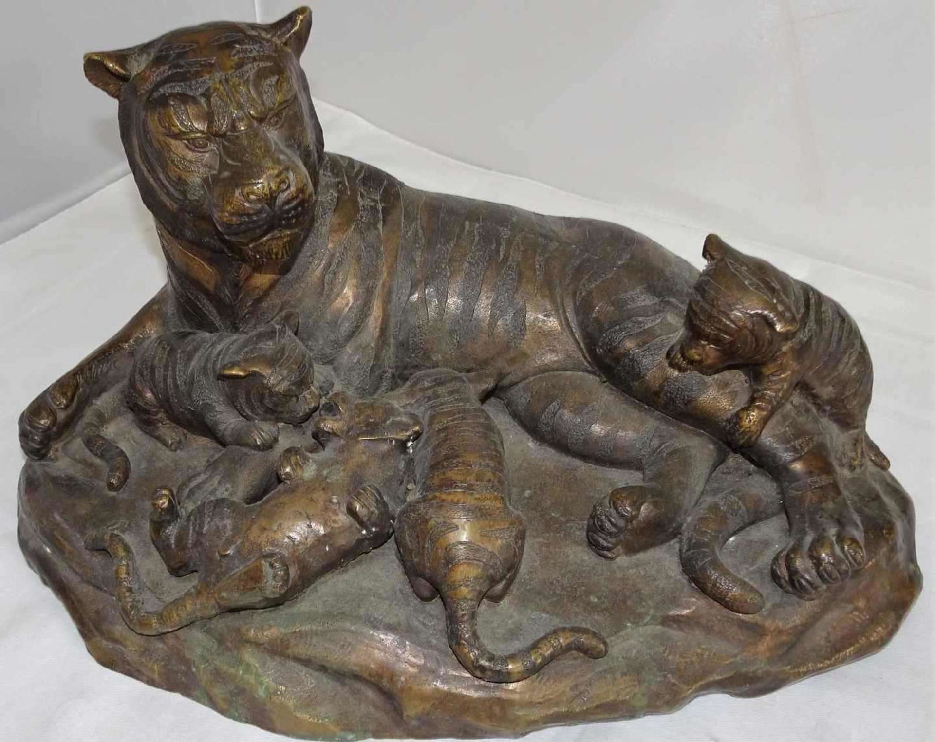 unbekannter Künstler, große Bronzefigur "Tiger mit Jungen", Höhe ca. 20 cm, Länge ca. 36 cm, Tiefe