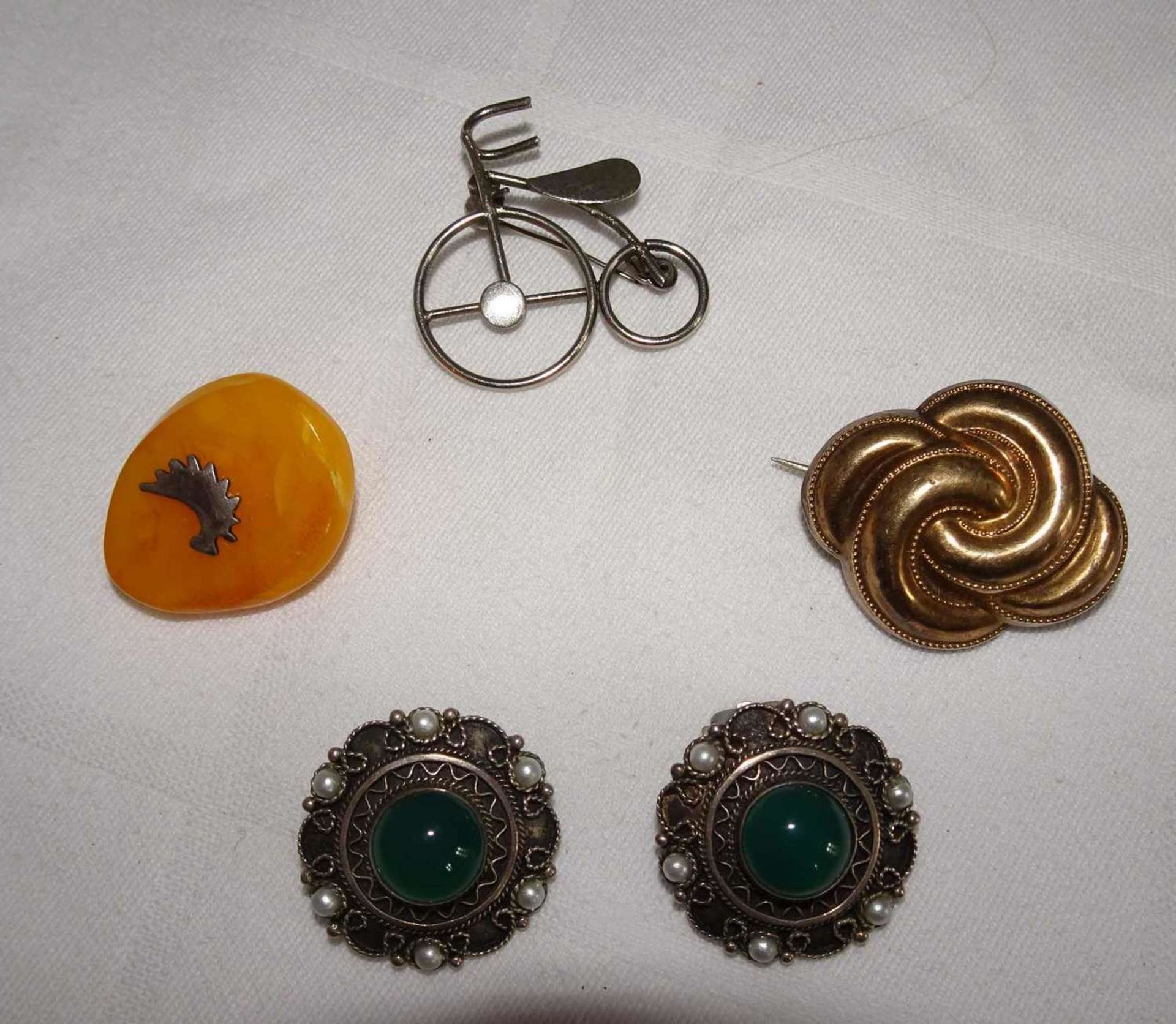 4 Teile alter Schmuck, dabei auch Silber, Butterscotch Bernstein, etc. 4 pieces of old jewelry,