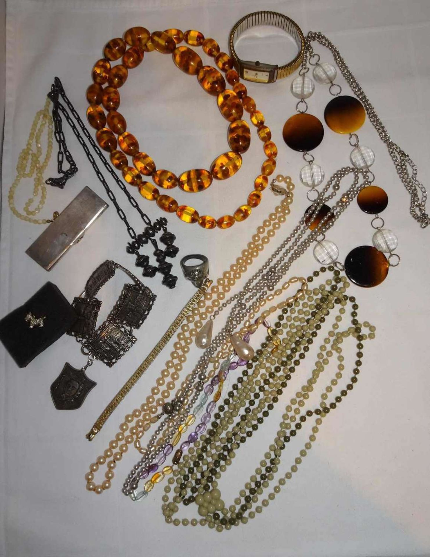 Lot Modeschmuck aus Haushaltsauflösung, dabei Ketten, Armband, etc. Lot of fashion jewelry from