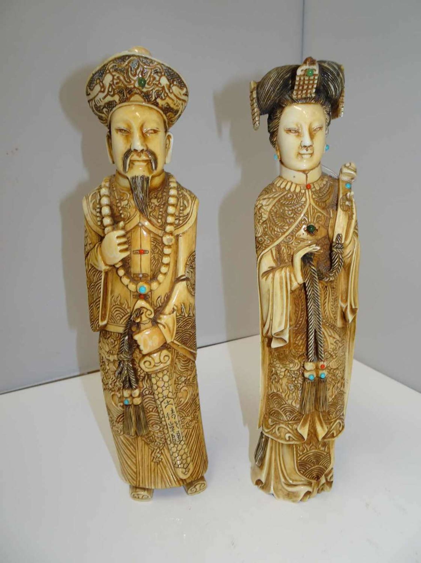 2 Elfenbeinfiguren "Herrscherpaar", China 19. Jahrhundert, partiziell mit Steincarbochonbesatz,