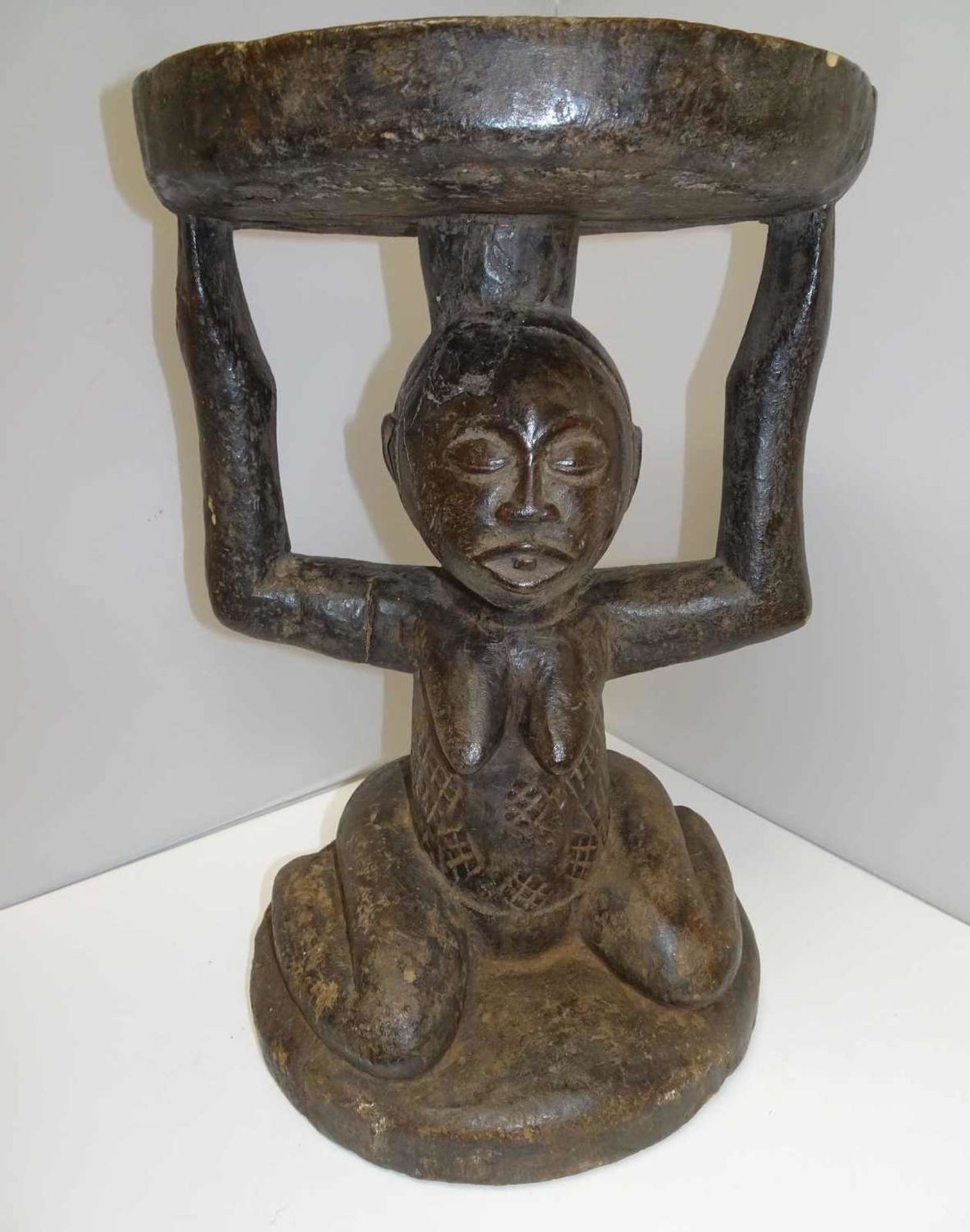 Ritualhocker / Figurenhocker Luba, Dem. Republik Kongo. Schöne Gebrauchspatina. Maße: Höhe ca. 40