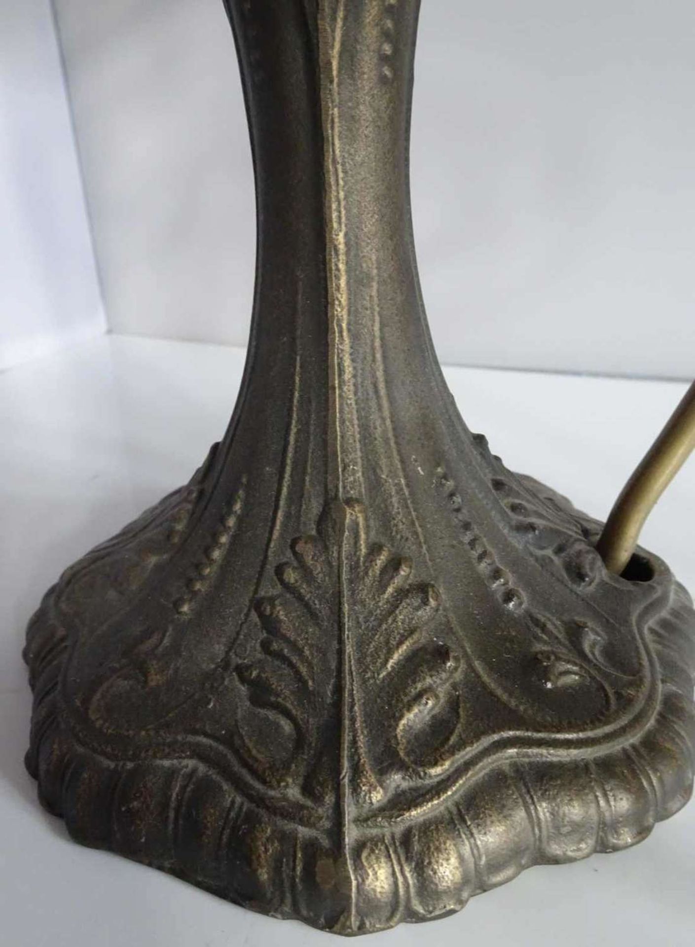 1 Tischlampe im Tiffany Stil. Höhe ca. 42 cm 1 Tiffany style table lamp. Height approx. 42 cm - Bild 3 aus 3