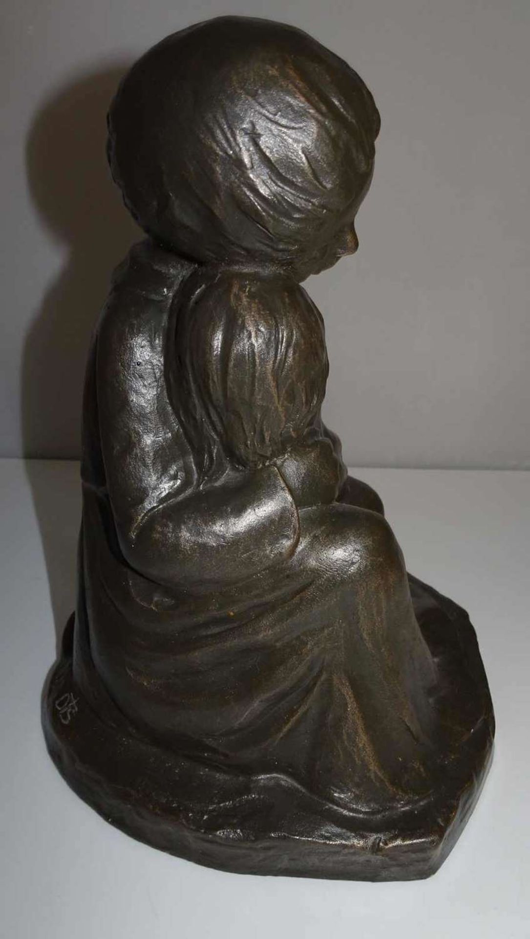 Gußfigur, wohl Vallgren signiert "Mutter mit Kind", Höhe bis ca. 23 cm Cast figure, probably - Image 3 of 4