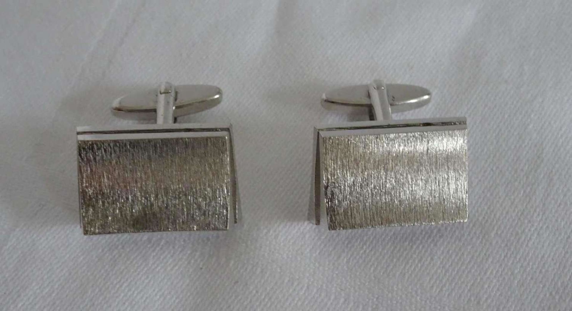 1 Paar massive Silber Manschettenknöpe, 835er Silber, Gewicht ca. 20,7 gr. 1 pair of solid silver