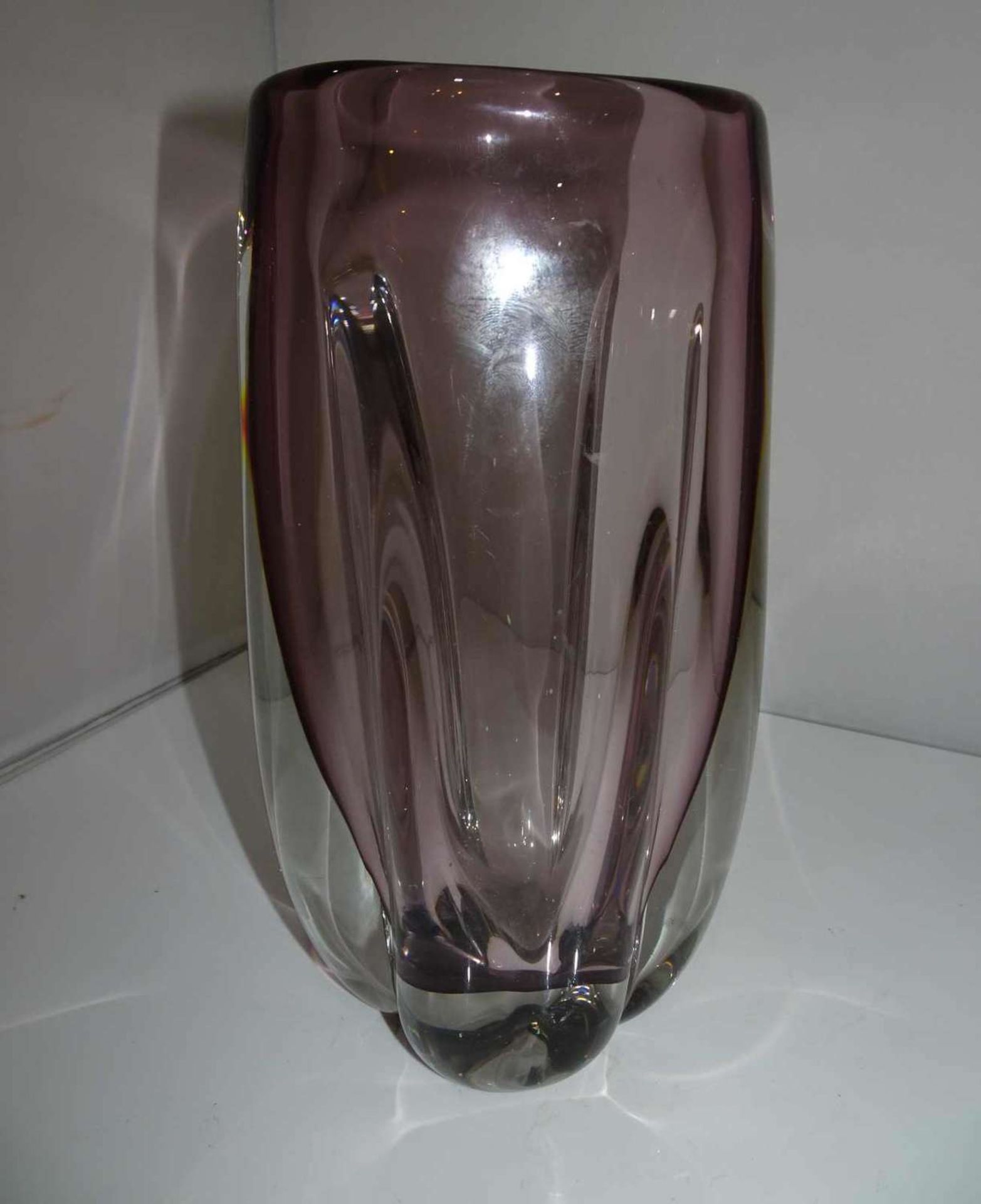 Eine schwere Bleikristallvase, hell-lila. Höhe ca. 22 cm A heavy lead crystal vase, light purple.