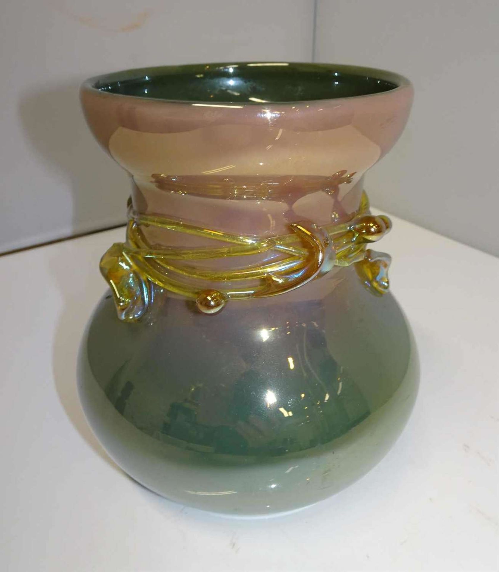 Glasziervase Johann Lötz Witwe, um 1905, Überfangglas mit aufgelegtem Mistelzweigendekor, (ein