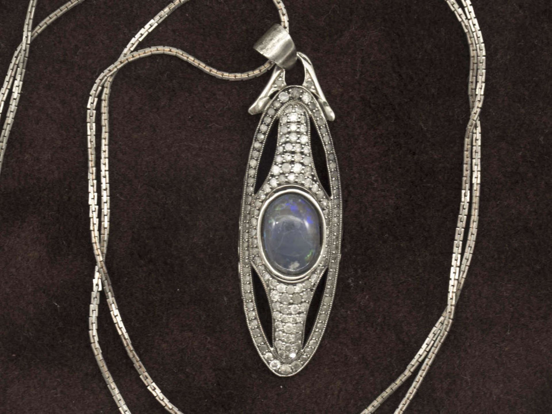 Silberanhänger besetzt mit Opal und zahlreichen Brillianten. Länge ca. 6,8 cm, Breite ca. 2 cm mit
