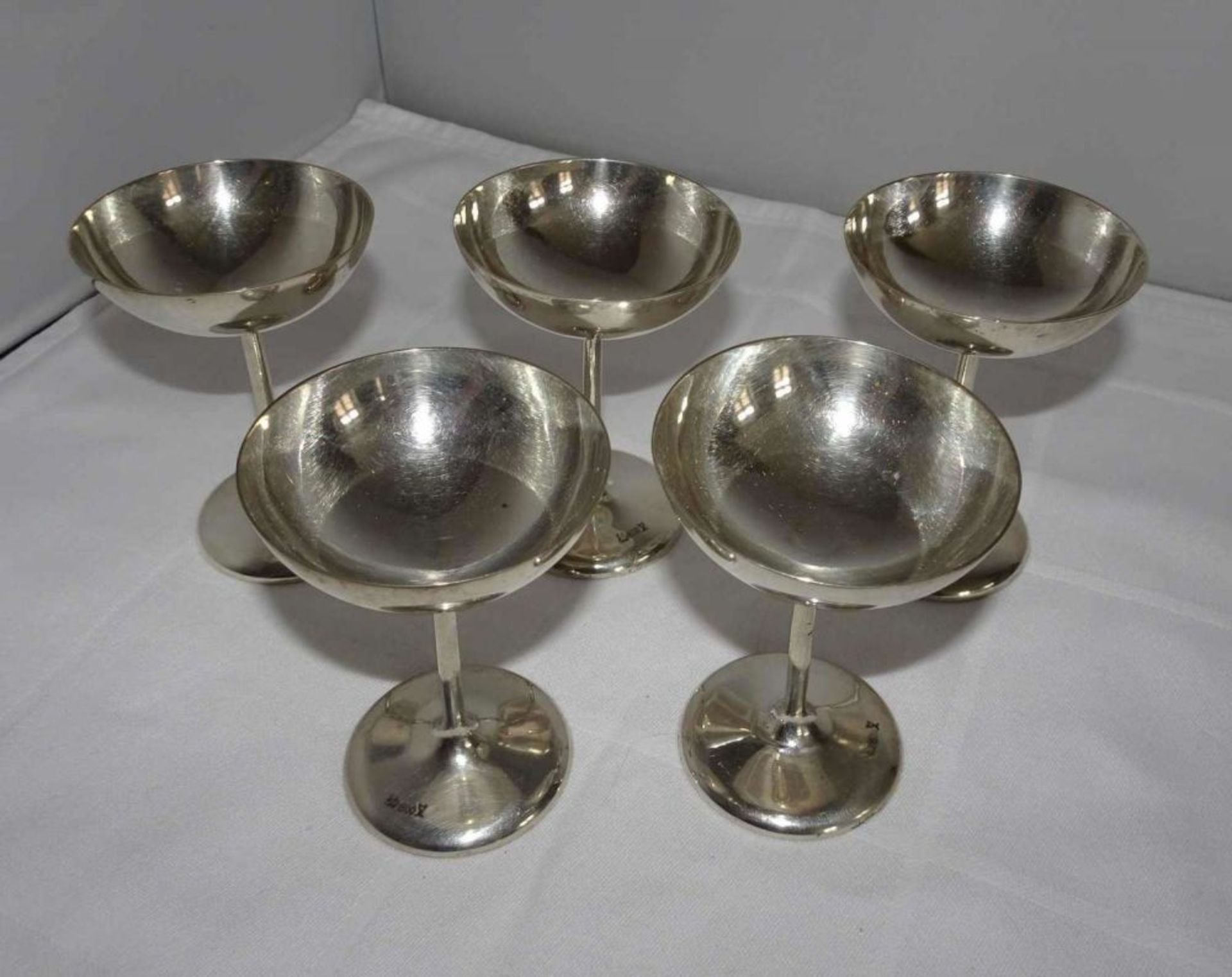 5 Likörbecher, 800er Silber, Höhe ca. 8 cm. Gesamtgewicht ca. 193 gr. 5 liqueur cups, 800 silver,