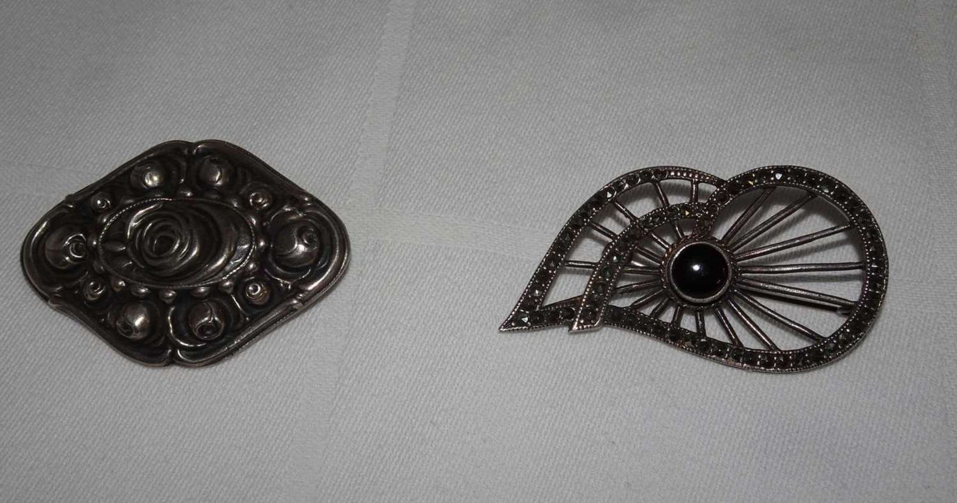 2 ausgefallene Silberbroschen, 1x 830er Silber, 1x 925er Silber. 2 fancy silver brooches, 1x 830