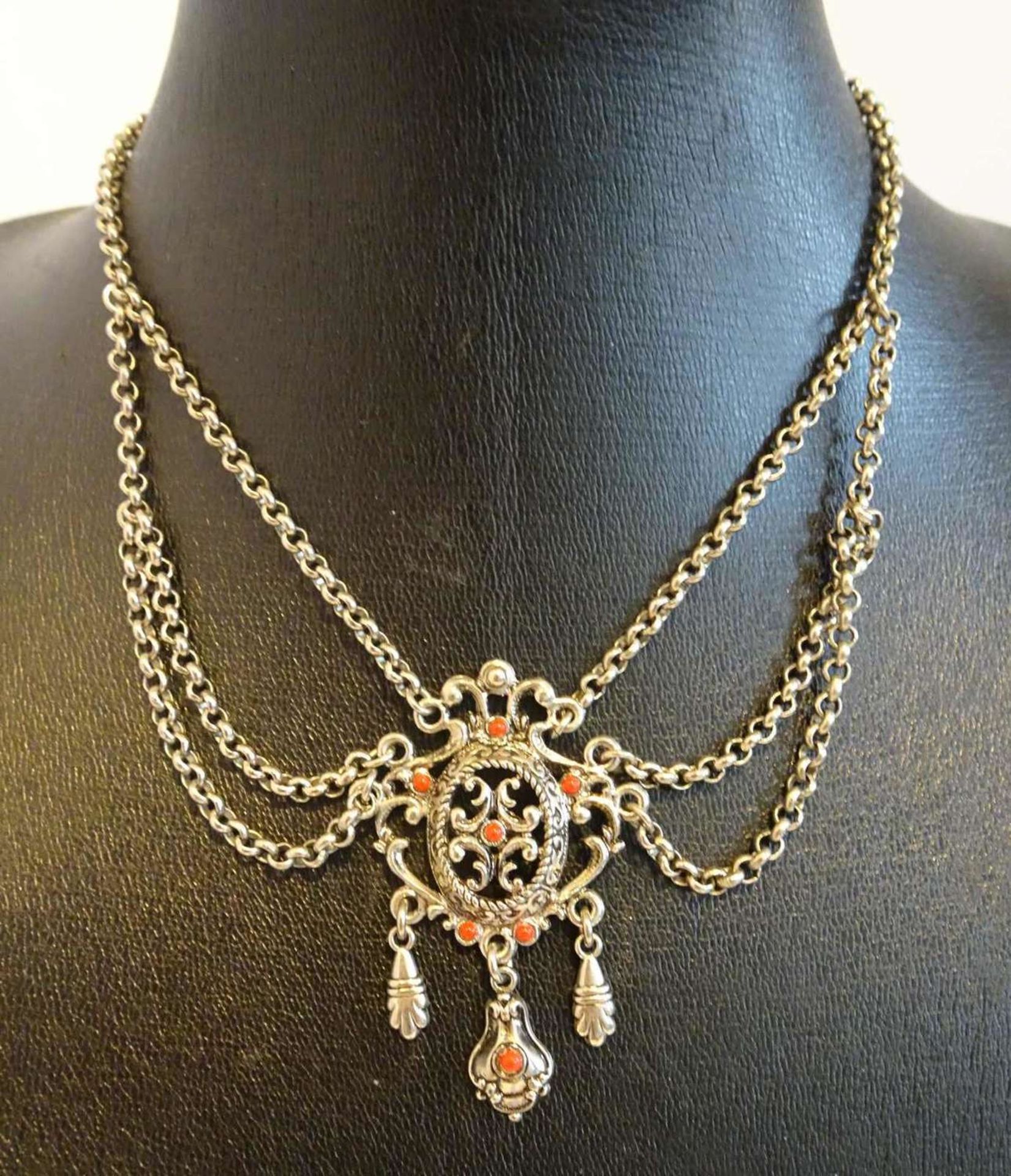 alte Trachtenmodeschmuckkette mit Abhängungen. Länge ca. 42 cm old costume jewelry chain with