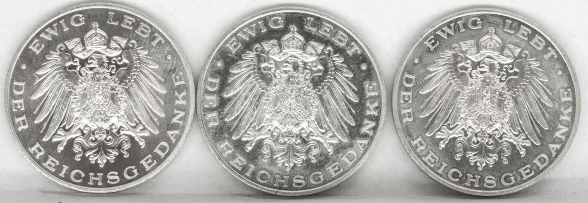 Drei Silbermedaillen "Otto von Bismarck" - Ewig lebt der Reichskanzler. Silber 925. Gesamtgewicht: - Image 2 of 2