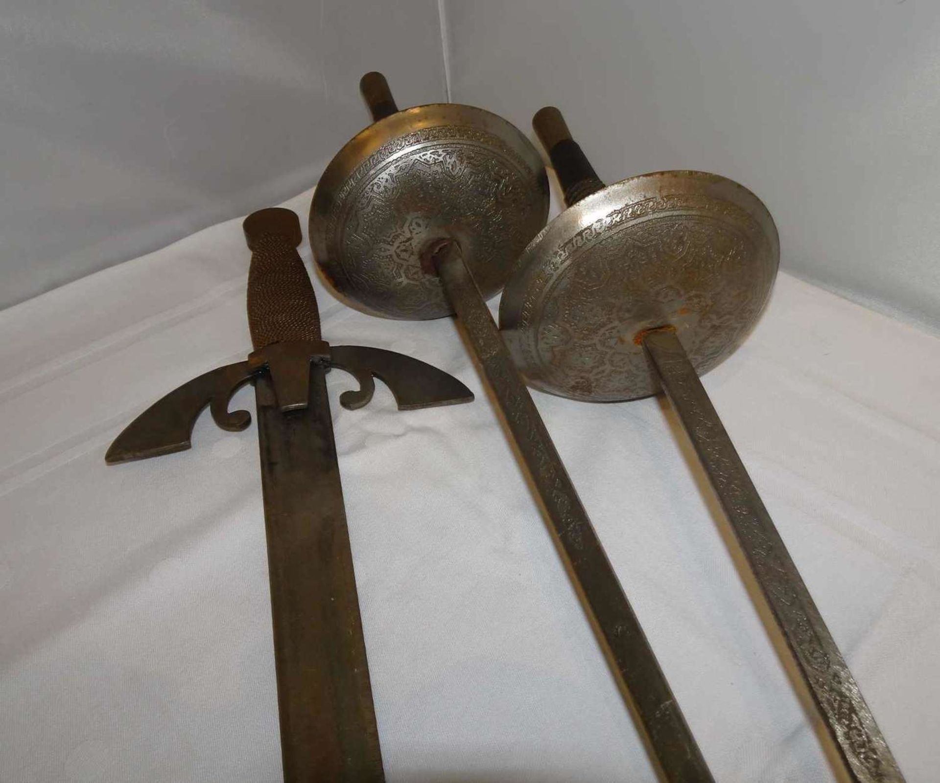 2 Zierdegen, sowie 1 Nachbau eines mittelalterlischen Schwertes, dieses z.B. 74 cm lang. 2 - Image 2 of 3