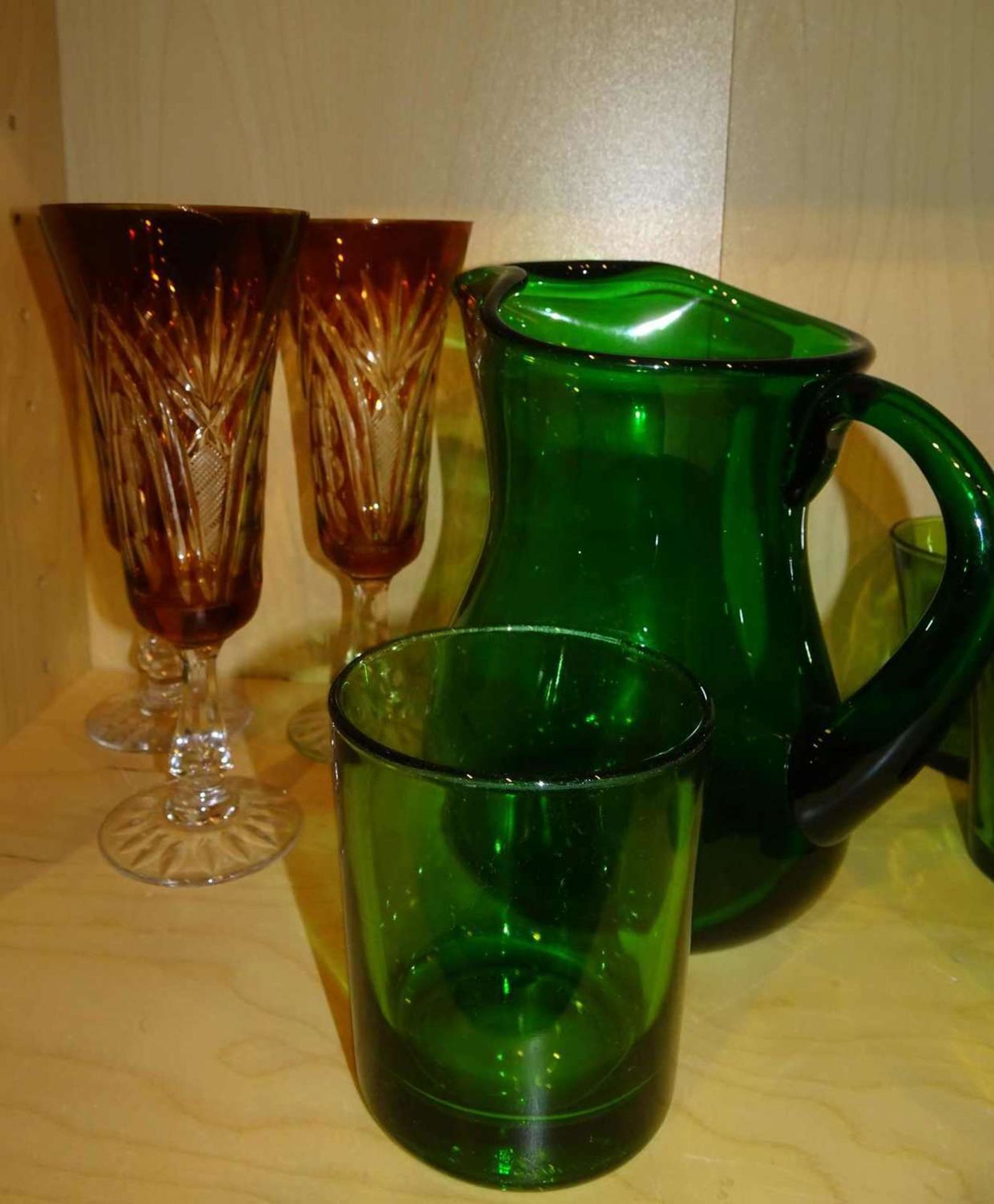 Großes Lot Buntglas, dabei 1 Karaffe und 13 Gläser in grün, 11 Gläser in rot, sowie 3 rote Kristall - Bild 2 aus 2