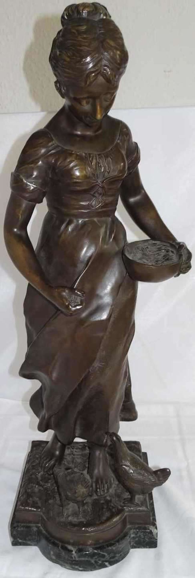Caspar GRAHS (1869-1963), Bronzefigur "Magd beim Hühner füttern". Höhe ca. 57 cm. Am Sockel