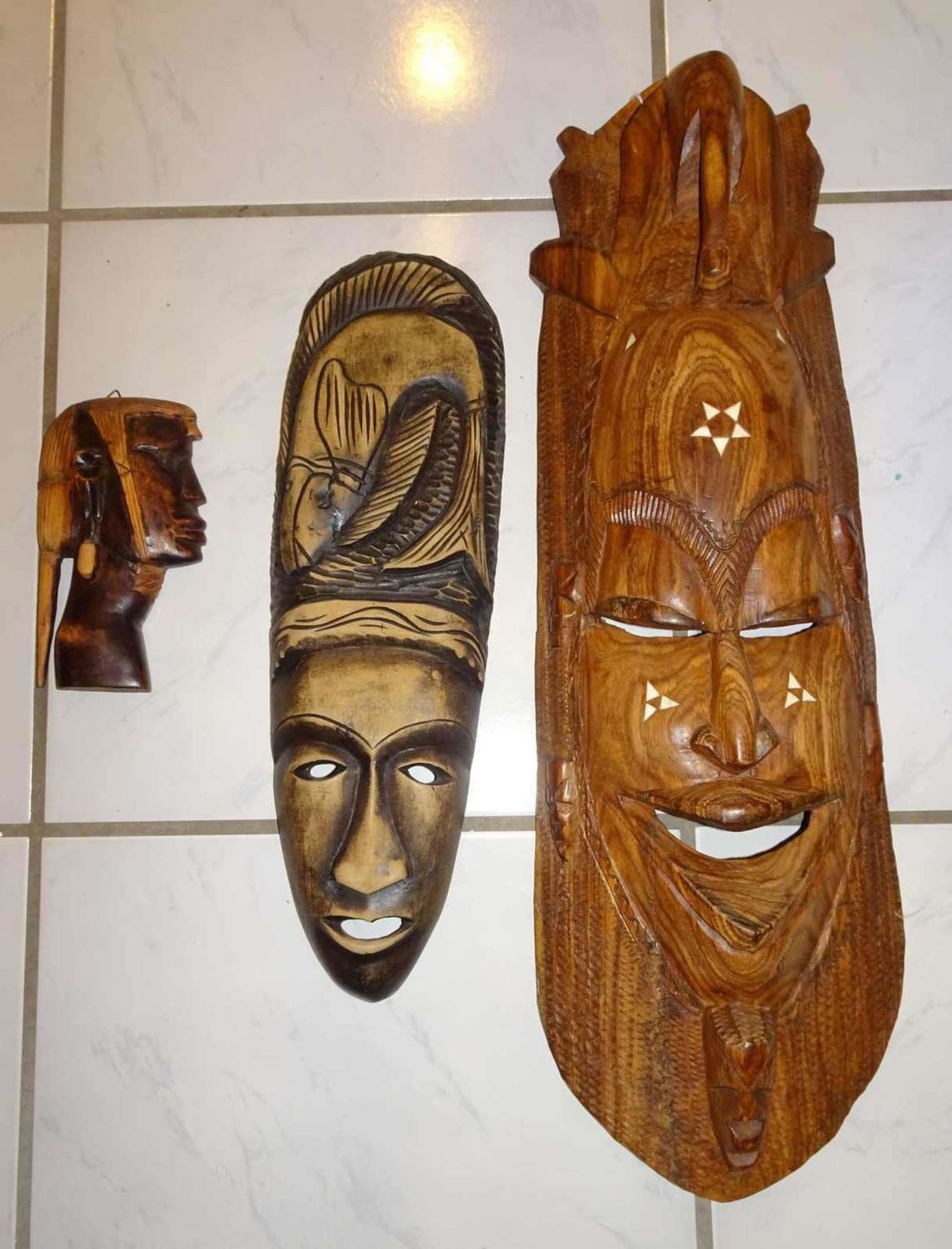 3 geschnitzte Holzfiguren Afrika, neuzeutlich. Länge bis ca. 70 cm 3 carved wooden figures Africa,
