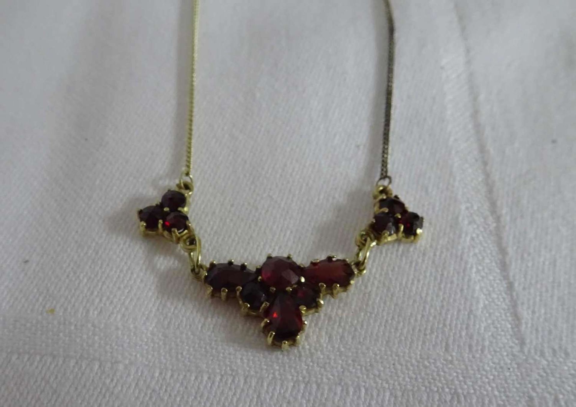 feines Granatcollier, Silber vergoldet. Länge ca. 44,5 cm fine garnet necklace, silver gold-plated. - Bild 2 aus 2