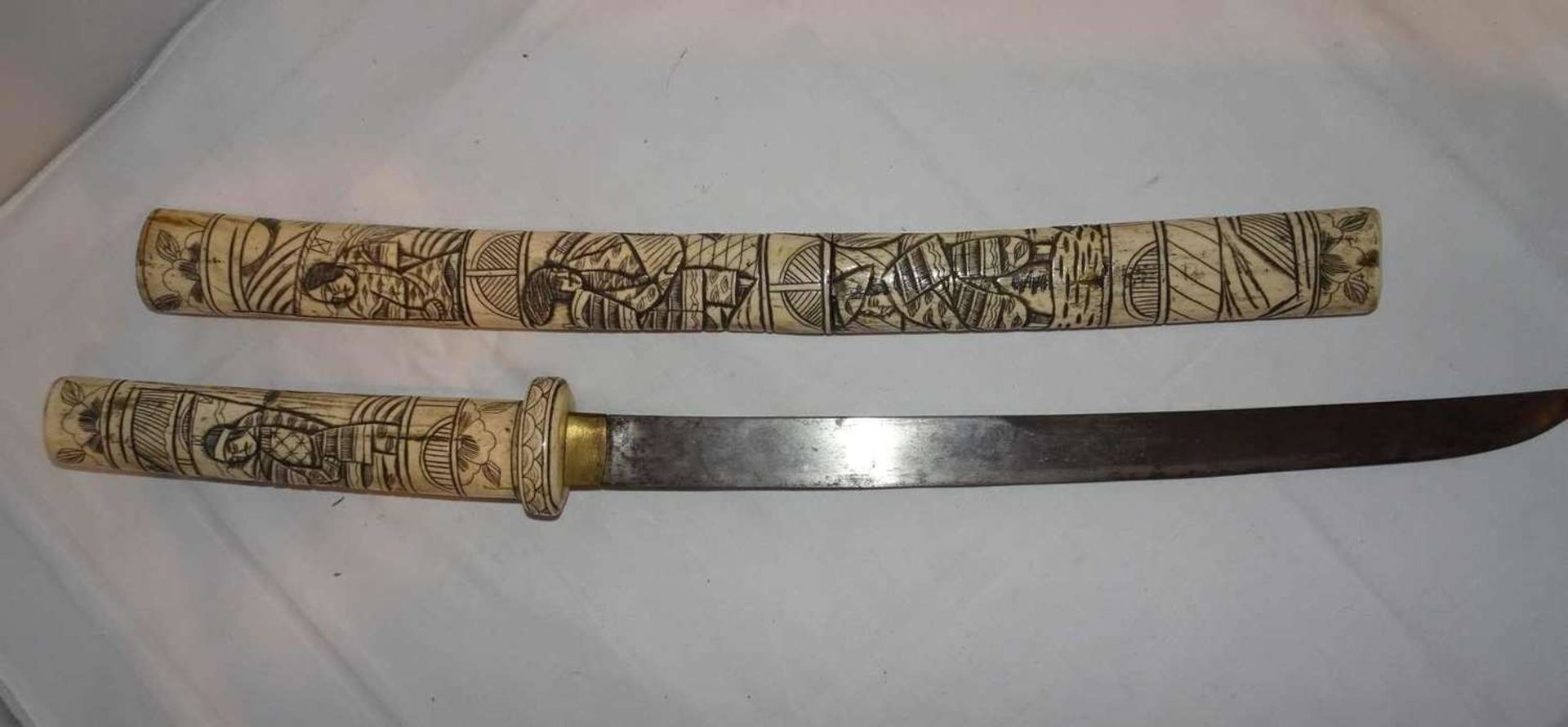 Ein Samurai Kurzschwert um 1900, Hirschhorn, Japan. Meiji Periode. Handgeschnitzt und geschwärzt, - Image 3 of 4