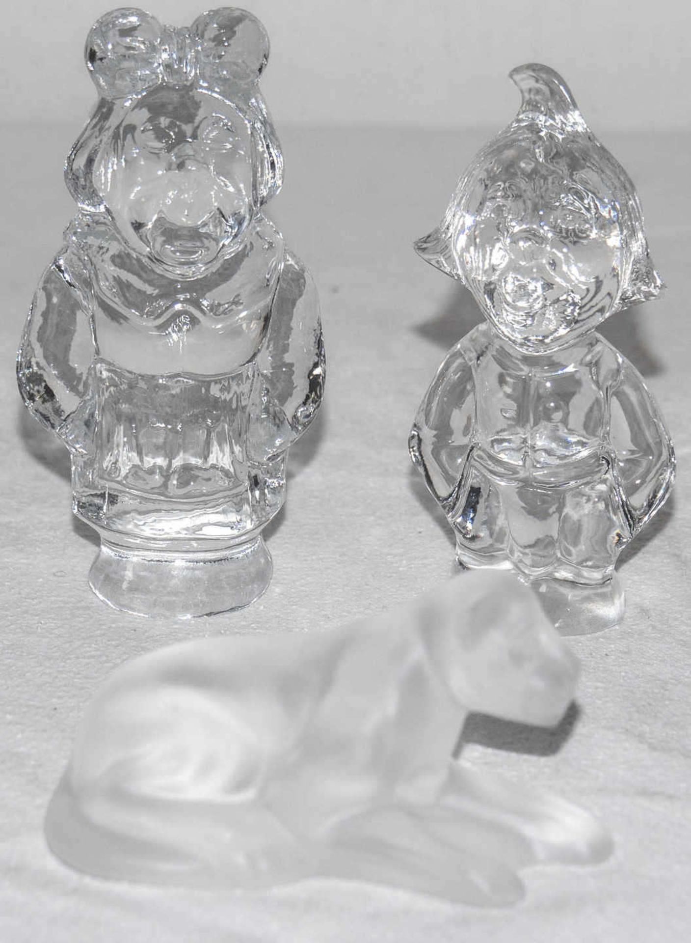 Drei Glas - Figuren: Max und Moritz, dazu ein Schaf. Höhe: ca. 10 cm und 11 cm. Three glass