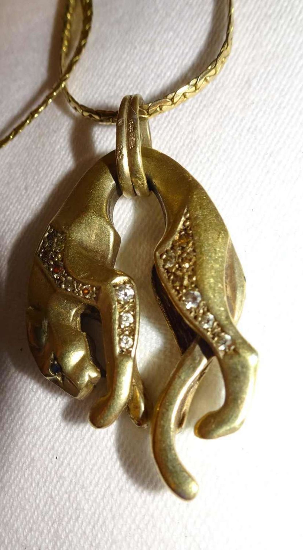 1 Kette mit Anhänger "Panther", Silber vergoldet. Kettenlänge ca. 78 cm. 1 chain with pendant " - Image 2 of 2