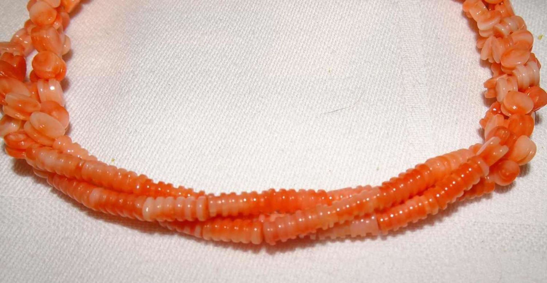 Engelshautkorallenkette mit Metallverschluß. Länge ca. 59 cm Angel skin coral necklace with metal - Image 2 of 2