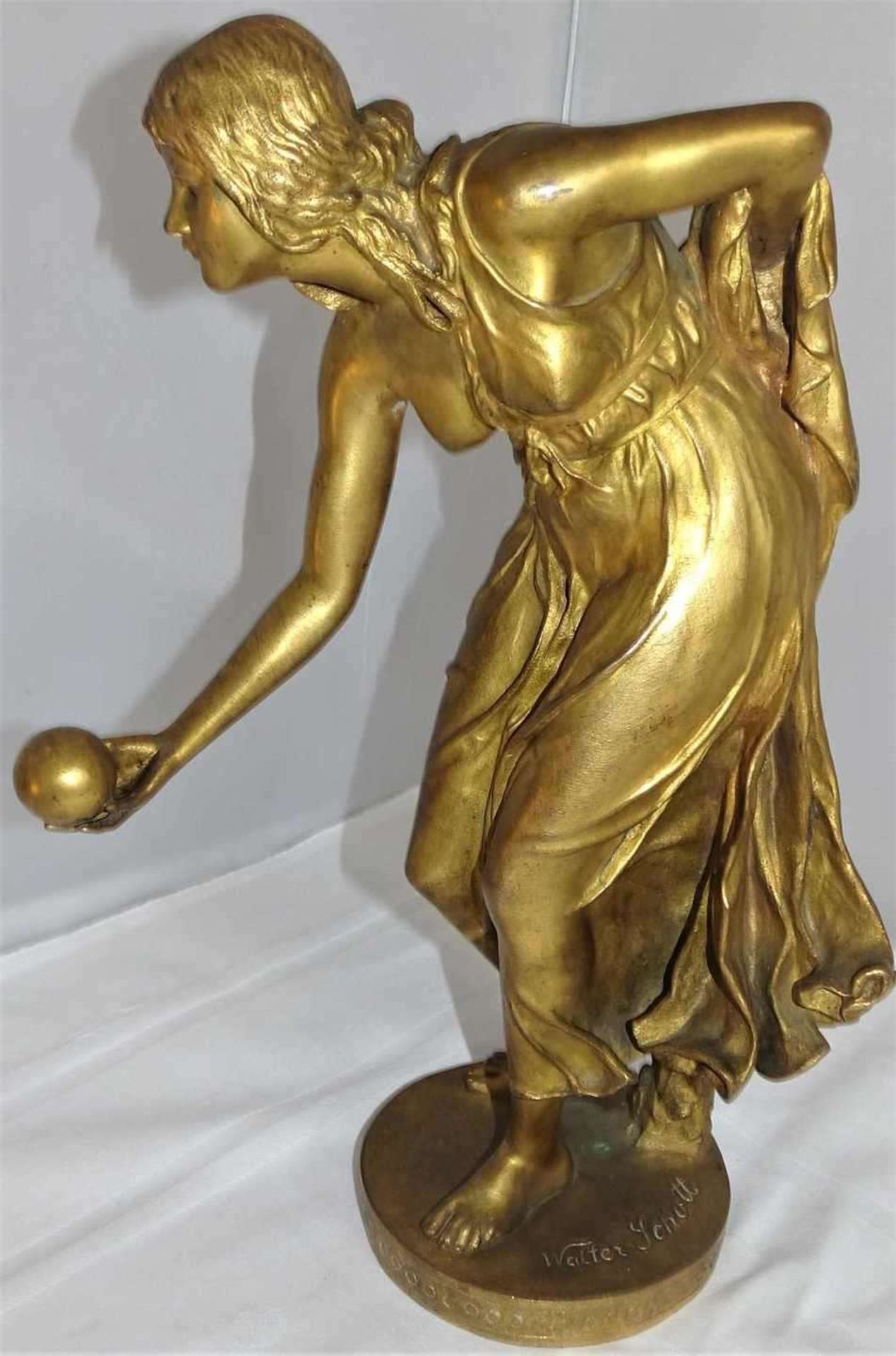 Bronzefigur Walter Schott (1861-1938) "Die Kugelspielerin", feuervergoldet. Am Stand signiert. Höhe