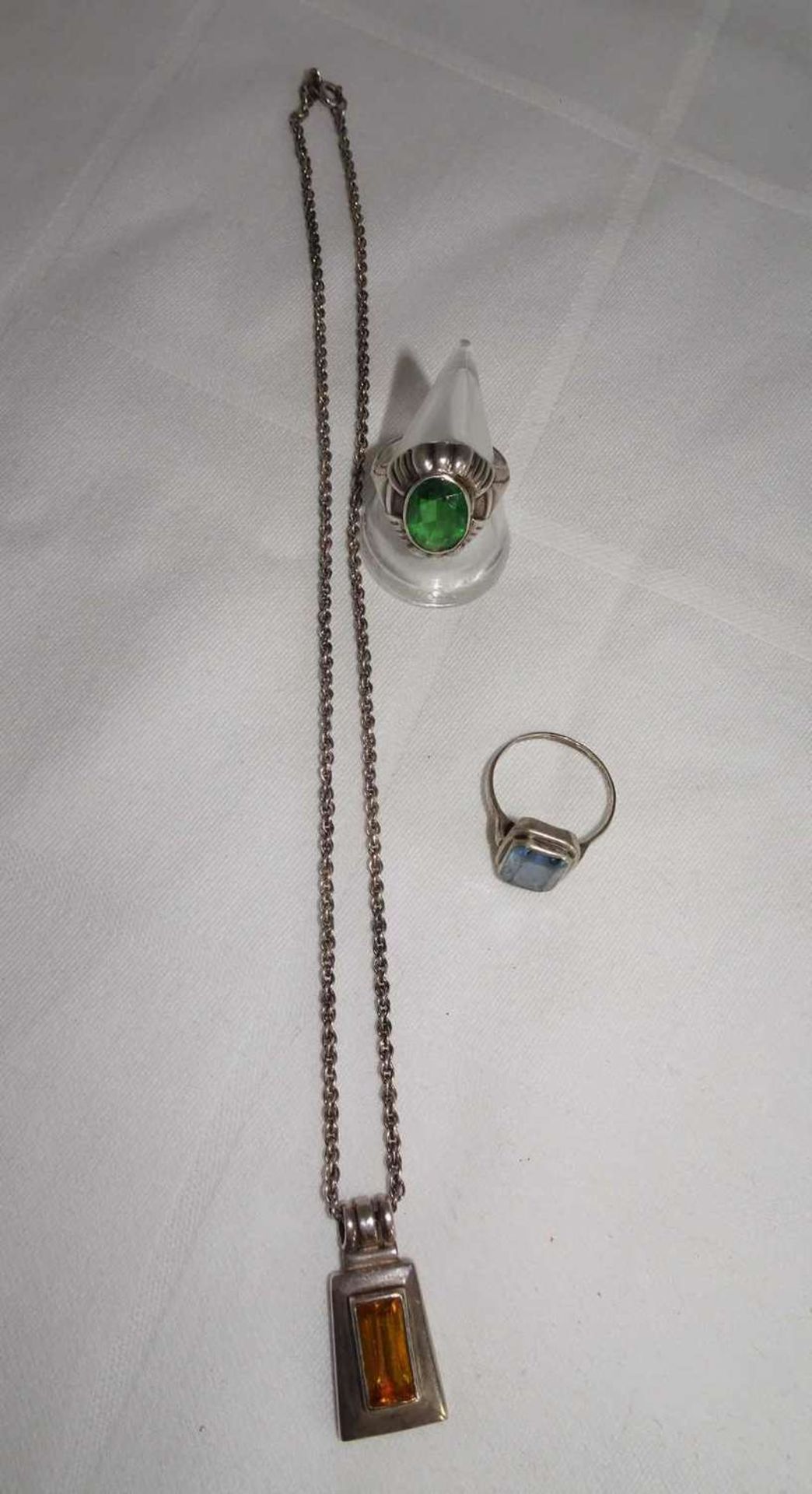 3 antike Teile Silberschmuck, bestehend aus 2 Ringe, sowie 1 Kette mit Anhänger. 3 antique pieces