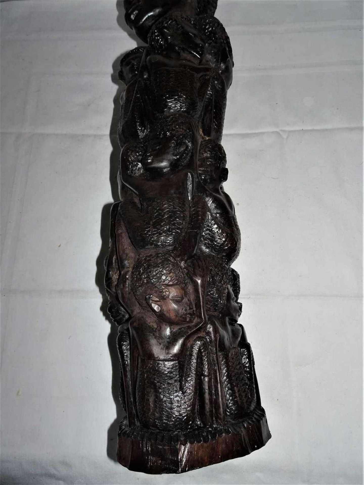 1 große Schnitzerei Makonde Ostafrika, Ebenhold. "Lebensbaum", Höhe ca. 48 cm 1 large carving - Image 3 of 4