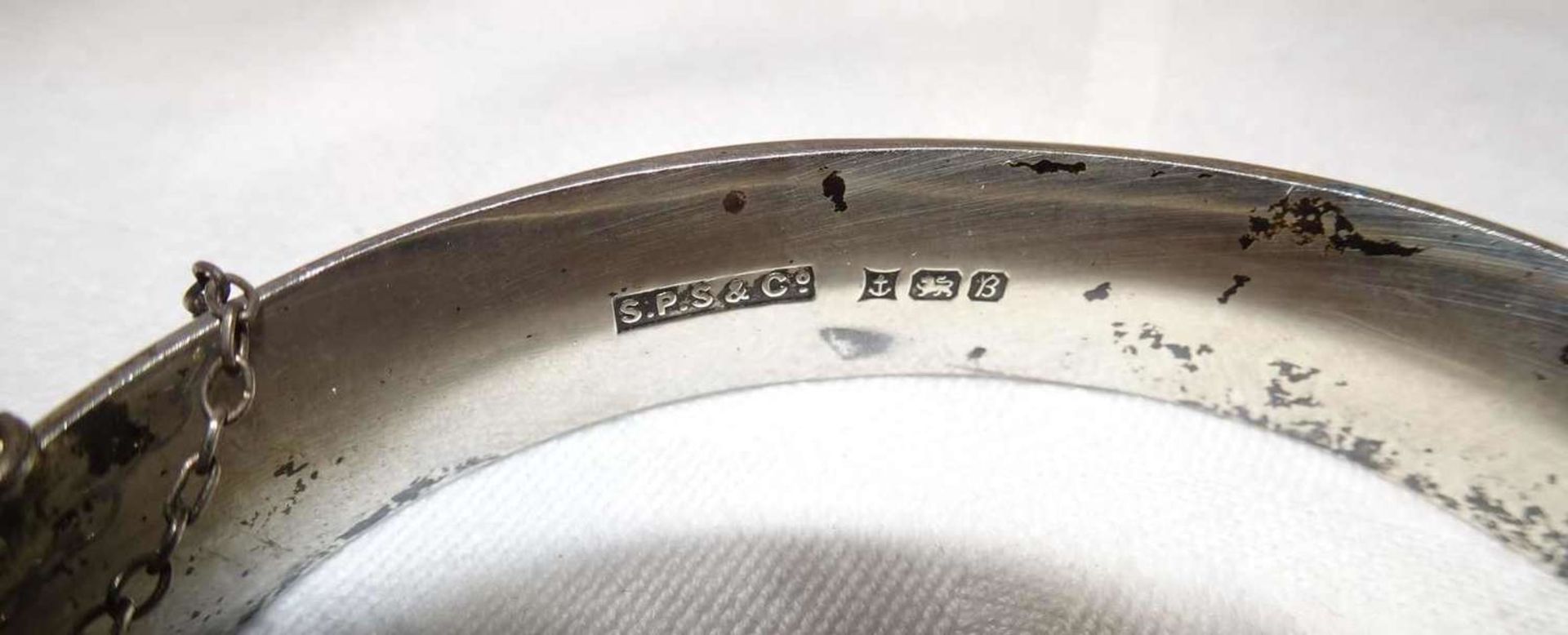 Armspange England, mit Silberpunze. Durchmesser ca. 6,3 cm. Gewicht ca. 19 gr. Bangle England, with - Bild 2 aus 3