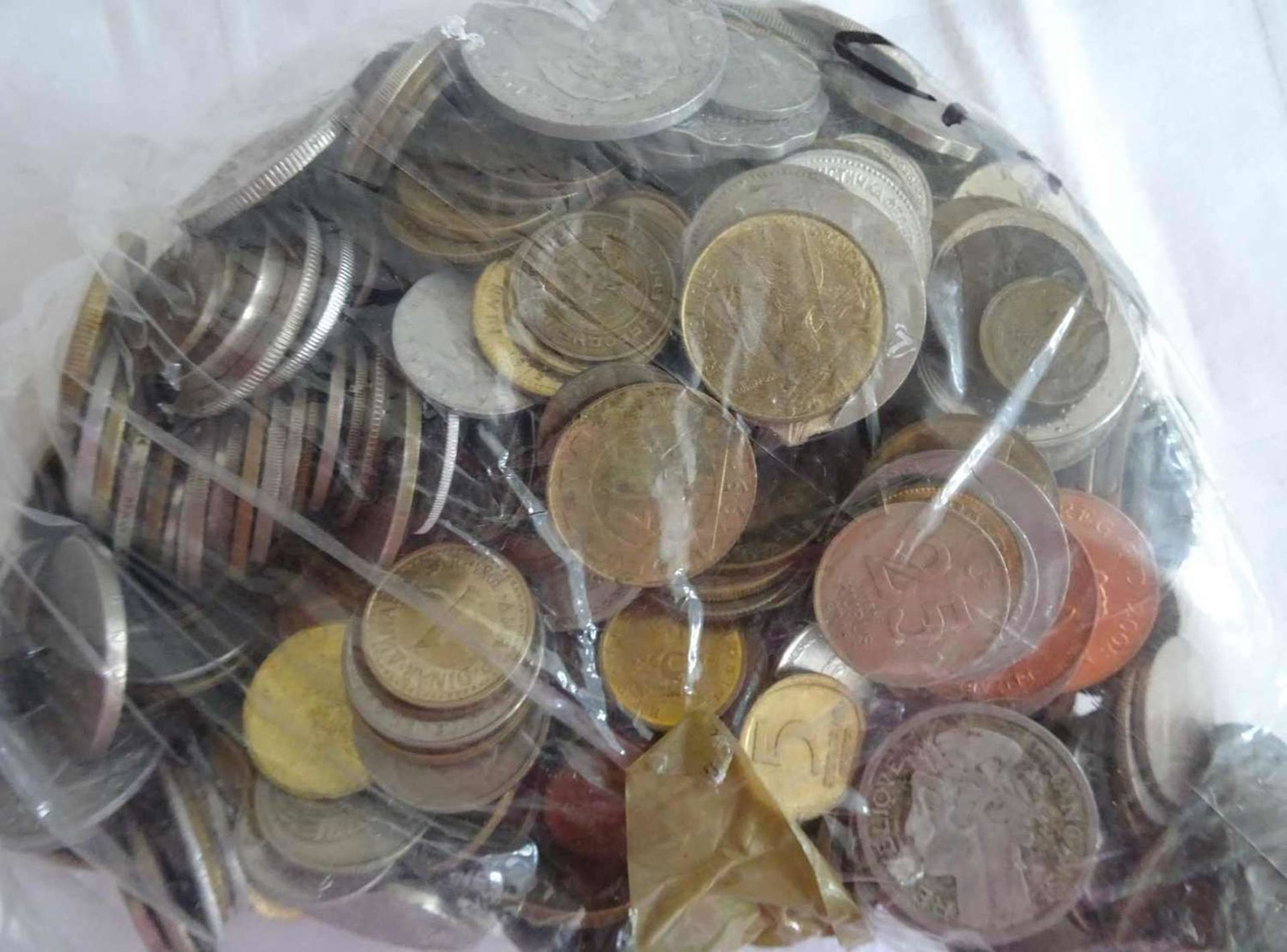 Lot Münzen aus Haushaltsauflösung, alle Welt, undurchsuchte Fundgrube, Gewicht ca, 2,1 kg. Lot of