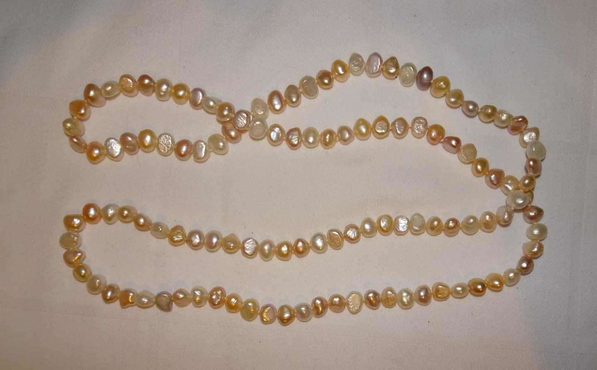 Echtperlenkette, endlos. Länge ca. 88 cm. Real pearl necklace, endless. Length approx. 88 cm.